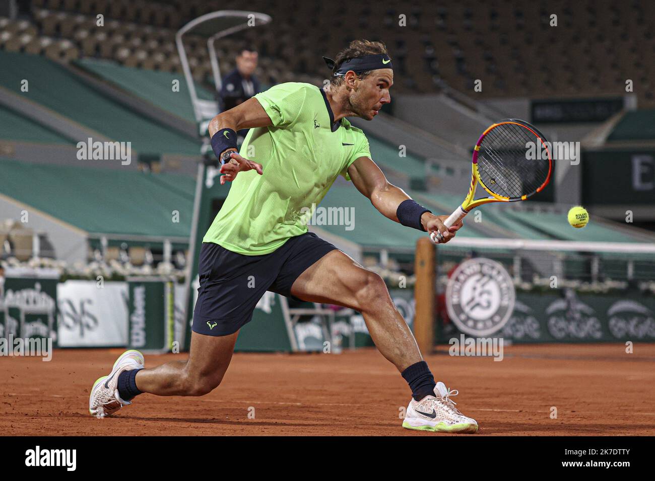 ©Sébastien Muylaert/MAXPPP - Rafael Nadal d'Espagne joue un revers lors de son deuxième tour de mens contre Richard Gasquet de France pendant le cinquième jour de l'Open de France 2021 à Roland Garros à Paris, France. 03.06.2021 Banque D'Images