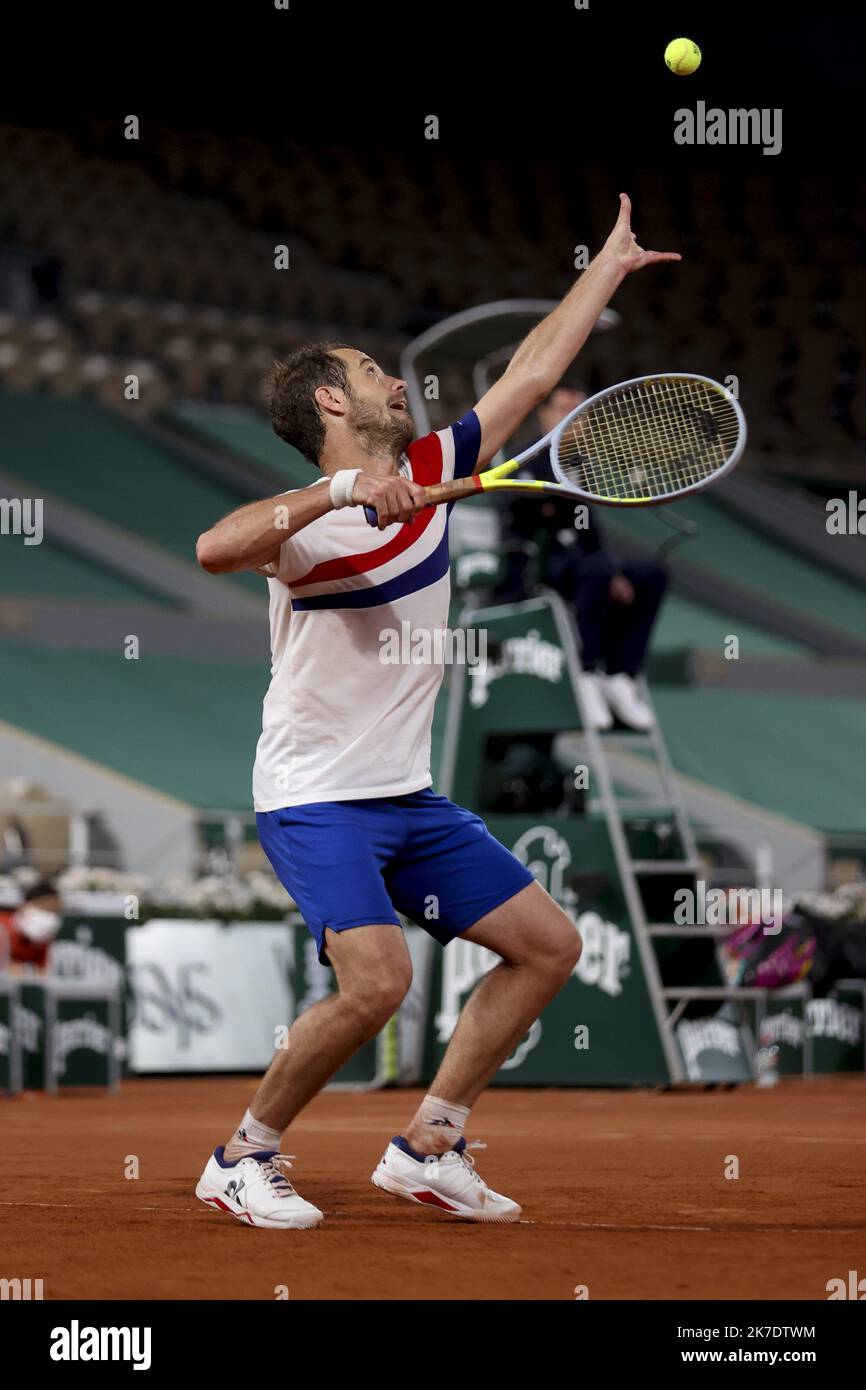 ©Sébastien Muylaert/MAXPPP - Richard Gasquet de France sert lors de son deuxième tour de mens contre Rafael Nadal d'Espagne pendant le cinquième jour de l'Open de France 2021 à Roland Garros à Paris, France. 03.06.2021 Banque D'Images