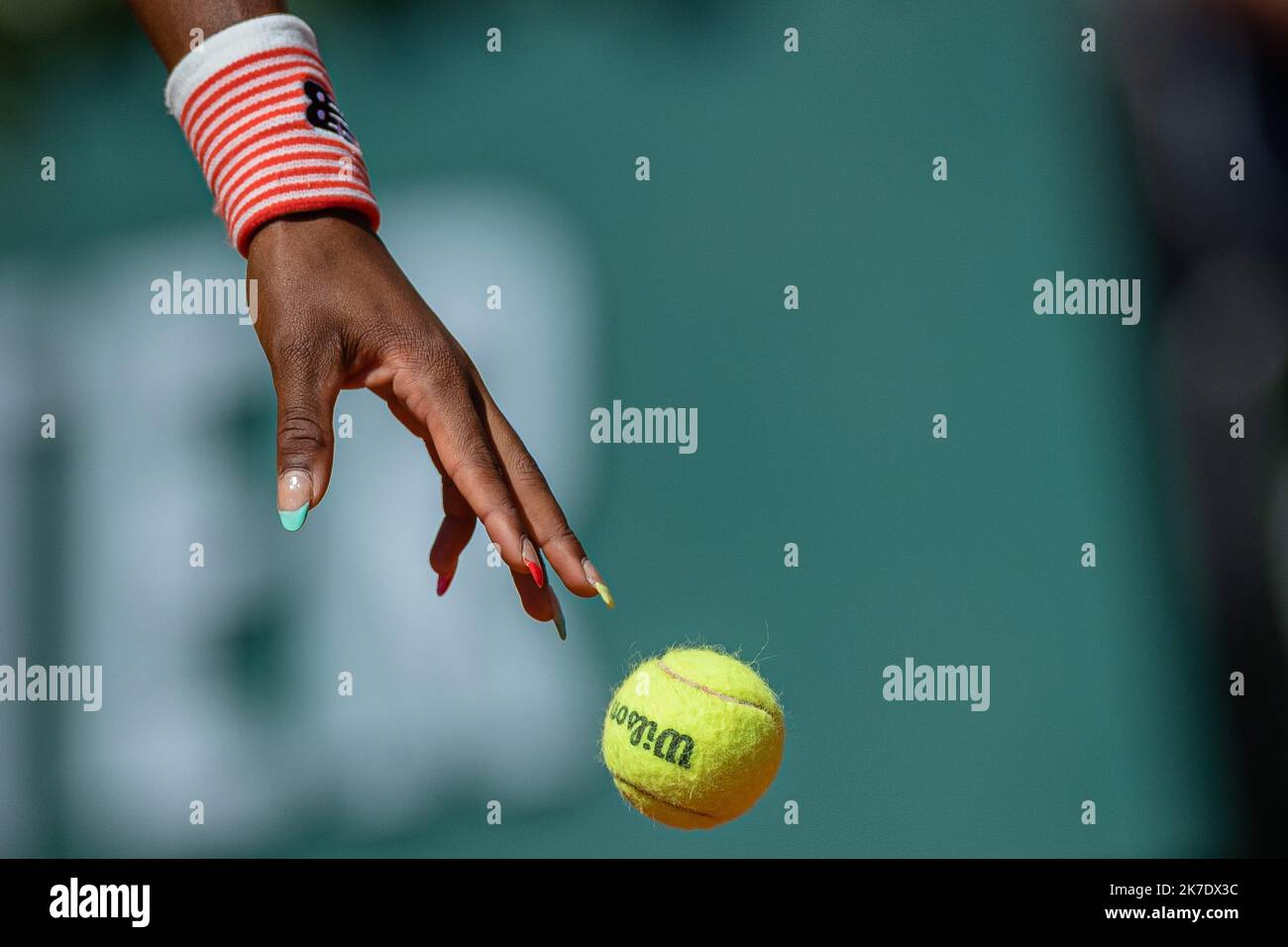 Aurélien Morissard / IP3 ; Coco GAUFF des Etats-Unis sert contre l'ont JABEUR de Tunisie lors du single féminin de la quatrième manche du tournoi de tennis Open de France à Roland Garros à Paris, France, 7 juin 2021. Banque D'Images