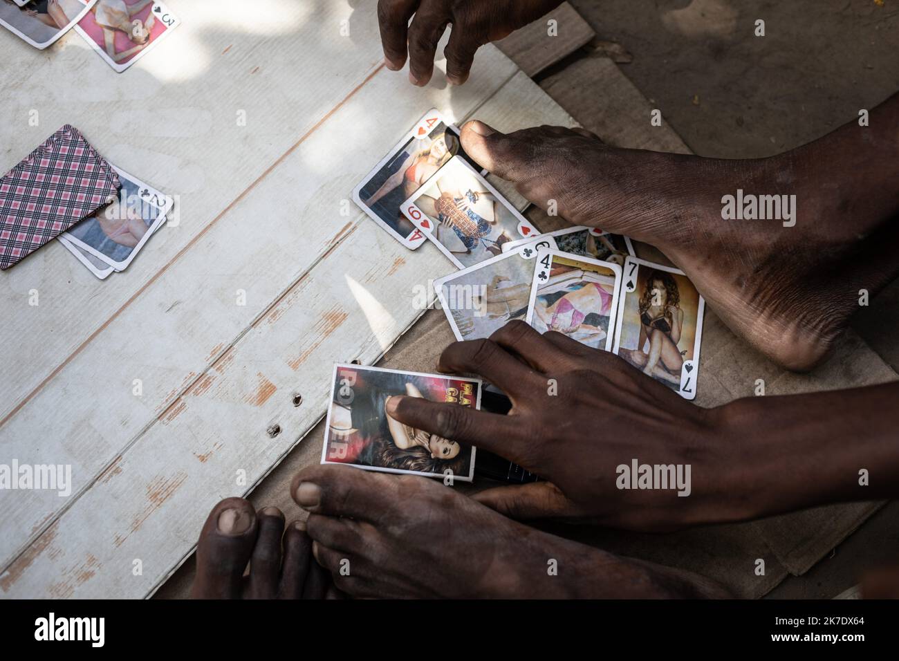 ©Chris Huby / le Pictorium/MAXPPP - Chris Huby / le Pictorium - 23/04/2021 - Mozambique / Cabo Delgado / Metuge - Camp de deplaces Deslocados de 25 junho / des deplaces jouent aux cartes. La region du Cabo Delgado, dans le nord-est du Mozambique, vit depuis 4 ans sans précédent. Les djiistes Al-Shabab affilies a l'Etat Islamique depuis 2019 y font des ravages. Ce groupe arme terroriser les différentes ethnies tout en menant des attaques coordonees et simultanes contre des institutions publiques. A ce jour, sur le denbre deja plus de 2800 morts. A Pemba, chef lieu de la r Banque D'Images