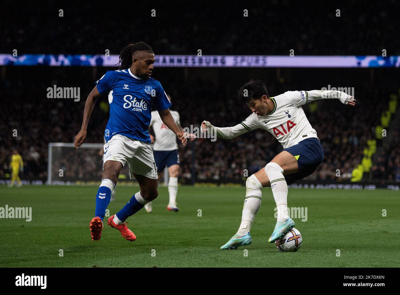 Heung min-fils de Tottenham Hotspur (r) bataille pour le ballon avec Alexandre Iwhi d'Everton . Premier League Match, Tottenham Hotspur et Everton à la Banque D'Images