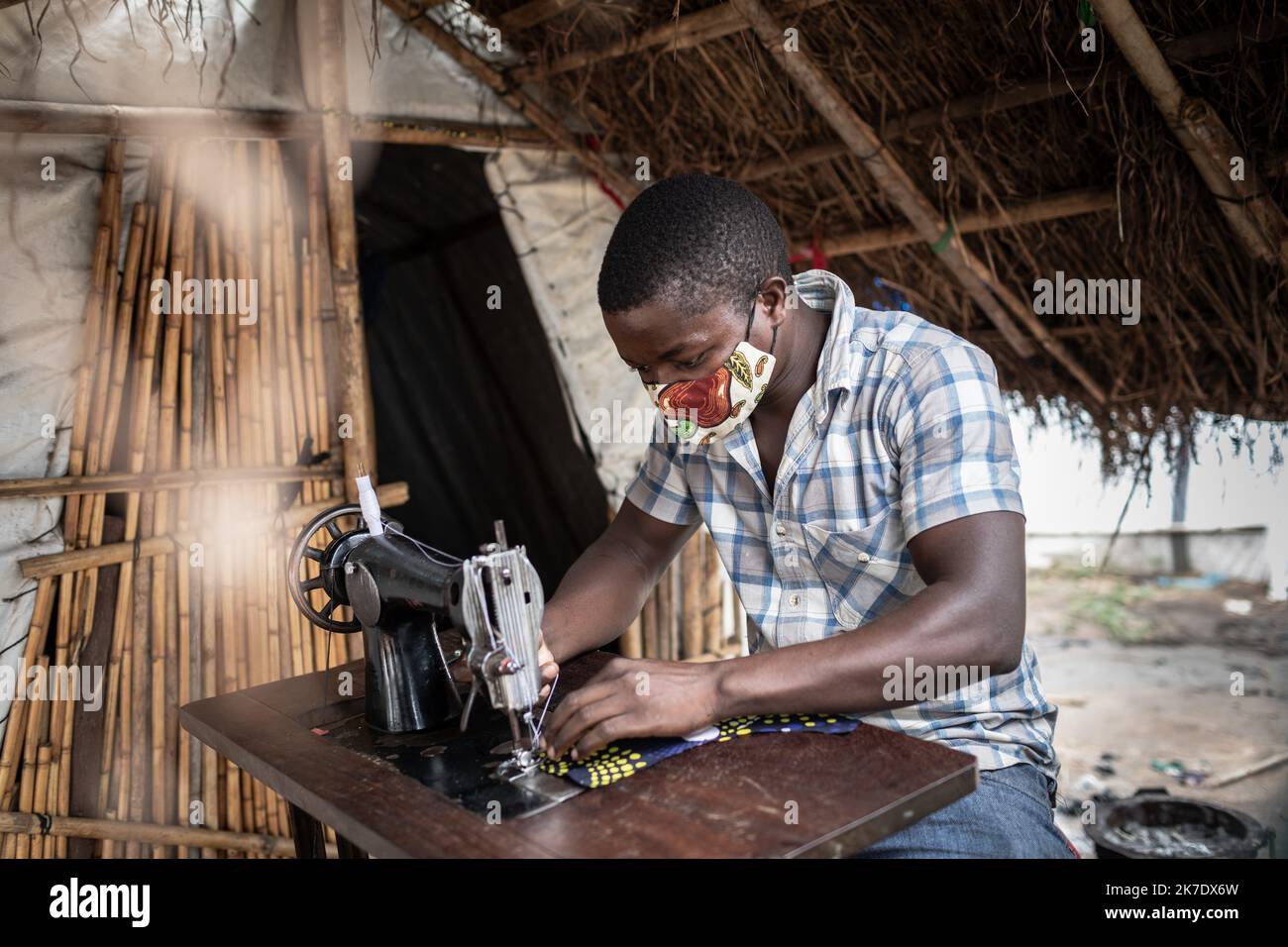 ©Chris Huby / le Pictorium/MAXPPP - Chris Huby / le Pictorium - 25/04/2021 - Mozambique / Cabo Delgado / Metuge - Centro agrario de Napala/ un jeune couturier en plein travail. La region du Cabo Delgado, dans le nord-est du Mozambique, vit depuis 4 ans sans précédent. Les djiistes Al-Shabab affilies a l'Etat Islamique depuis 2019 y font des ravages. Ce groupe arme terroriser les différentes ethnies tout en menant des attaques coordonees et simultanes contre des institutions publiques. A ce jour, sur le denbre deja plus de 2800 morts. A Pemba, chef lieu de la région et an Banque D'Images