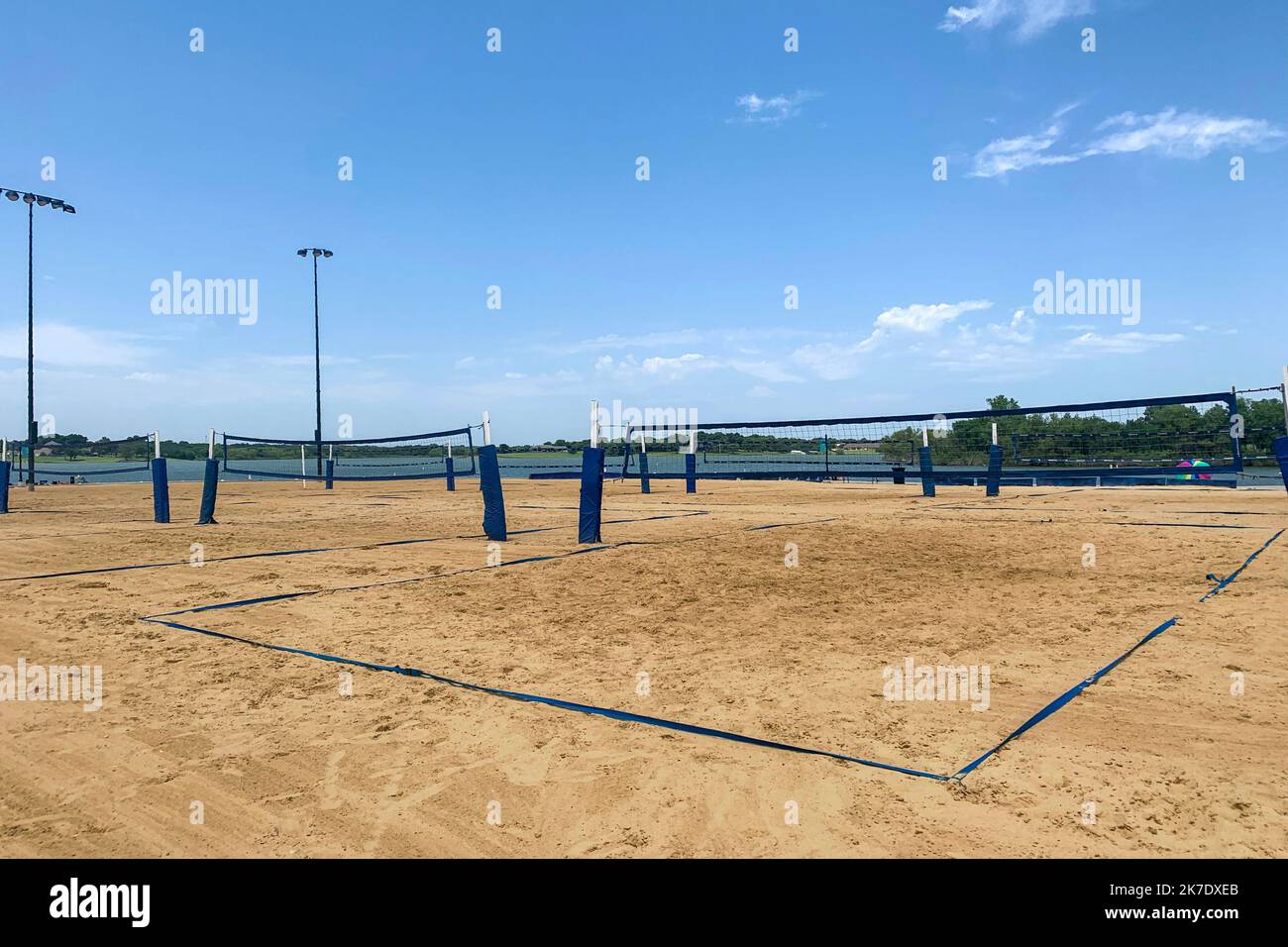 Plusieurs plages de sable avec des terrains de volley-ball de plage près du lac, zone de repos actif sur la rive de la rivière. Concept de sport d'été, activité en plein air. Banque D'Images