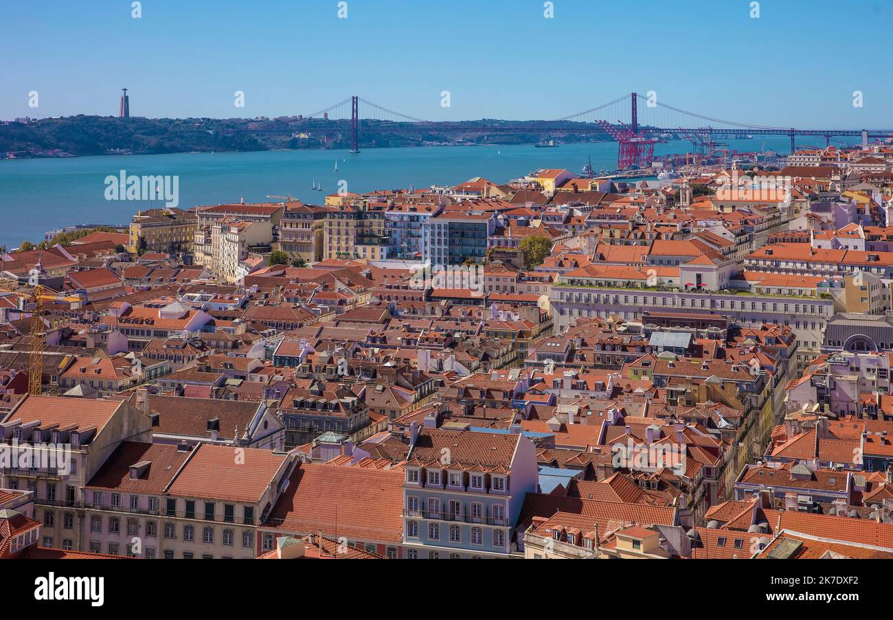 Lisbonne, les toits du Portugal, le Tage et le pont suspendu Ponte 25 de Abril avec vue panoramique depuis Castelo Sao Jorge Banque D'Images