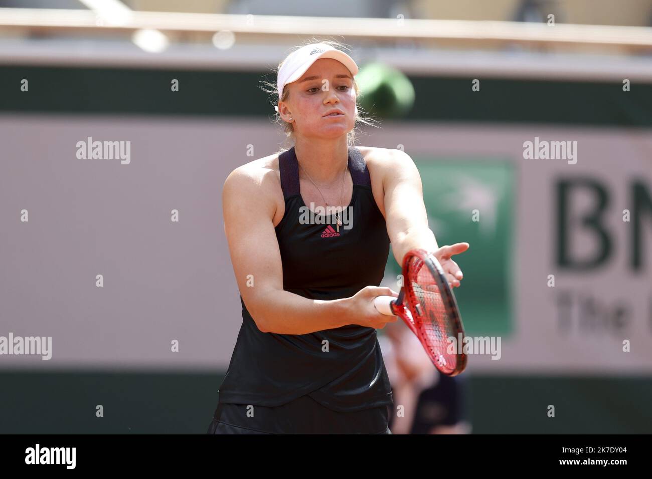 ©Sébastien Muylaert/MAXPPP - Elena Rybakina du Kazakhstan réagit dans leurs dames célibataires quart de finale match contre Anastasia Pavlyuchenkova de Russie pendant le dixième jour de l'Open de France 2021 à Roland Garros à Paris, France. 08.06.2021 Banque D'Images
