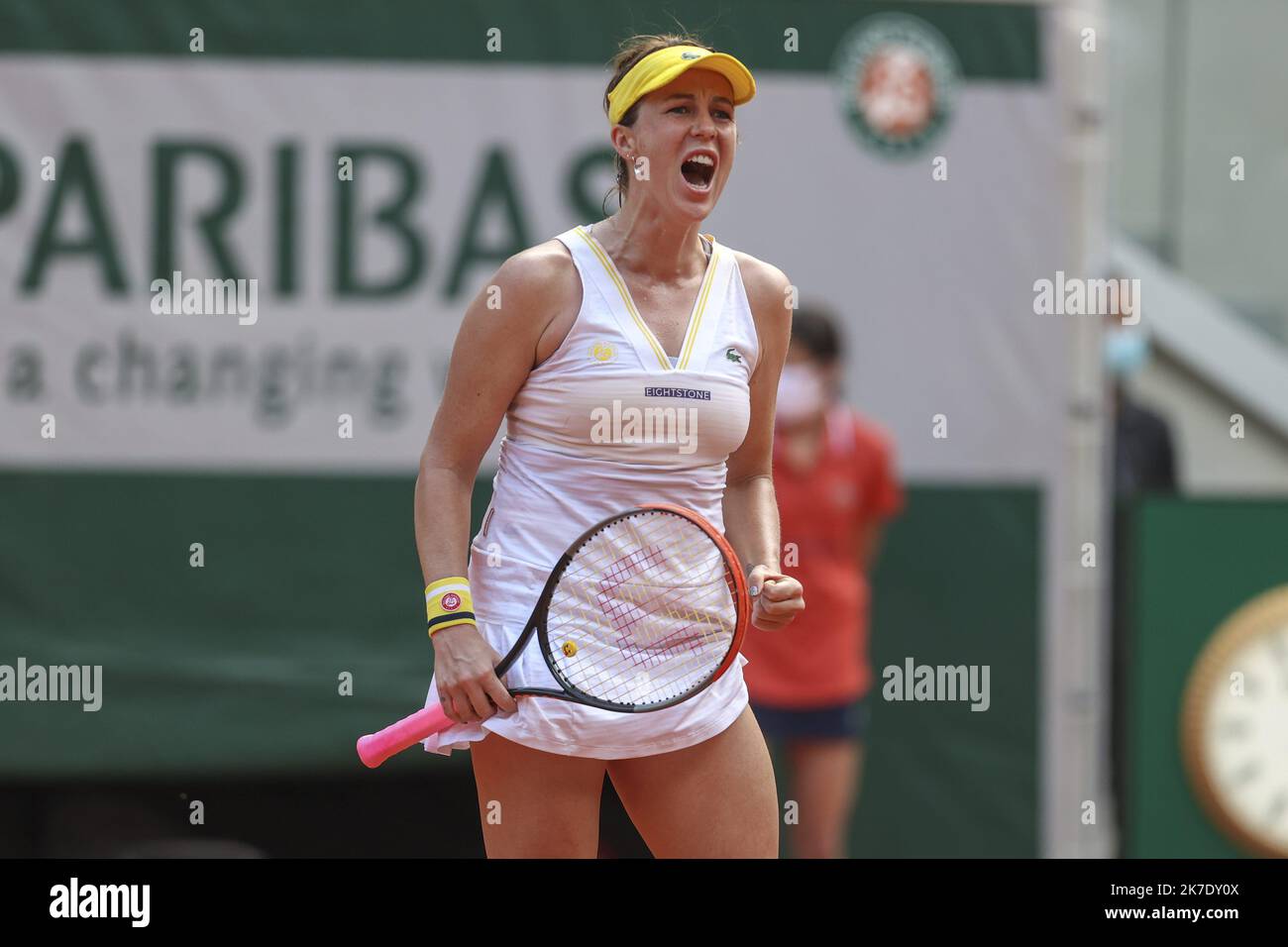 ©Sébastien Muylaert/MAXPPP - Anastasia Pavlyuchenkova de Russie célèbre dans leurs dames célibataires quart de finale match contre Elena Rybakina du Kazakhstan pendant le dixième jour de l'Open de France 2021 à Roland Garros à Paris, France. 08.06.2021 Banque D'Images
