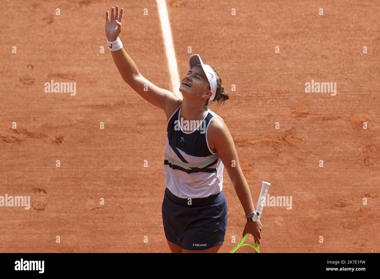 ©Sébastien Muylaert/MAXPPP - vainqueur du match Barbora Krejcikova de République tchèque célèbre le point de match après la finale des femmes le 14 e jour de l'Open de France 2021 à Roland Garros à Paris, France. 12.06.2021 Banque D'Images