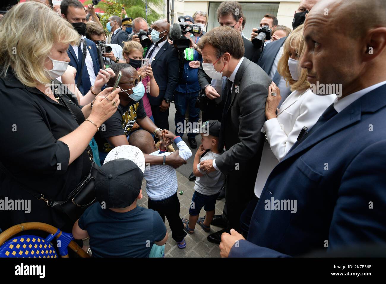 Â©PHOTOPQR/l'UNION DE REIMS/Remi WAFFLART ; CHATEAU-THIERRY ; 17/06/2021 ; PHOTOPQR/l'UNION DE REIMS/R WAFFLART - CHATEAU-THIERRY ; France ;17/06/2021 bain de foule pour Emmanuel Macron et son éppdans les rues de Chateau-Thierry la sortie des visiteurs de la fontaine et de Jean de la tour de Fontaine. - Le président français Emmanuel Macron Banque D'Images
