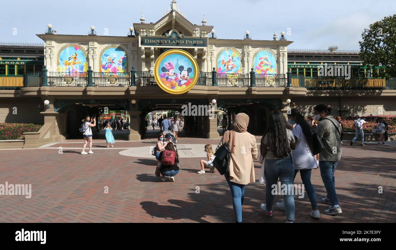 ©PHOTOPQR/LE PARISIEN/Hendrik Delaire ; Chessy ; 17/06/2021 ; Chessy (Marne-la-Vallée), jeudi 17 juin 2021. Après plus de sept mois de fermette, les visiteurs ont de nouveau pu accéder au parc d'attractions Disneyland Paris. - Chessy, France, juin 17th 2021. Réouverture du Parc Disneyland France Banque D'Images