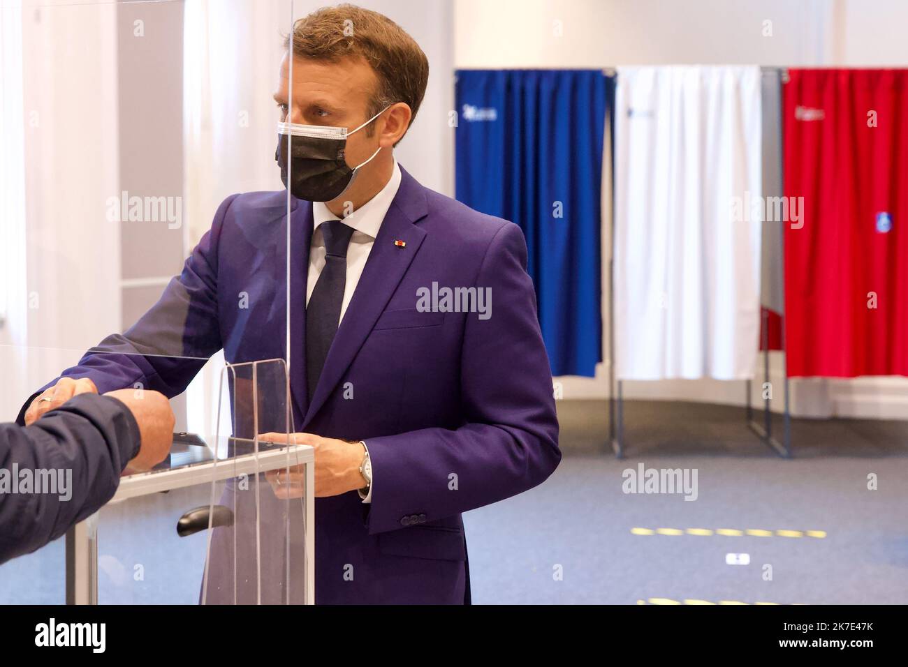 ©PHOTOPQR/VOIX DU NORD/Johan BEN AZZOUZ ; 20/06/2021 ; VOTE ÉLECTIONS MACRON DU 20 JUIN 2021 vote emmanuel macron au Touquet. Le président Emmanuel Macron vote aux élections régionales en France Banque D'Images