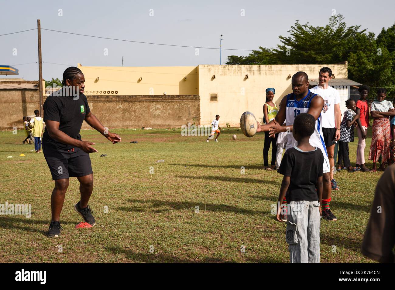 ©Nicolas Remene / le Pictorium/MAXPPP - Nicolas Remene / le Pictorium - 16/6/2021 - Mali / District de Bamako / Bamako - entraînement de rugby avec les jeunes filles et les jeunes gardes de la Serge Betsen Academy au Stade de l'AS REAL de Bamako dans le quartier de Para-Dzicoroni , le 16 juin 2021. / 16/6/2021 - Mali / District de Bamako / Bamako - entraînement de rugby avec les jeunes filles et garçons de l'Académie Serge Betsen au STADE AS REAL de Bamako, dans le quartier de Para-Dzicoroni, sur 16 juin 2021. Banque D'Images