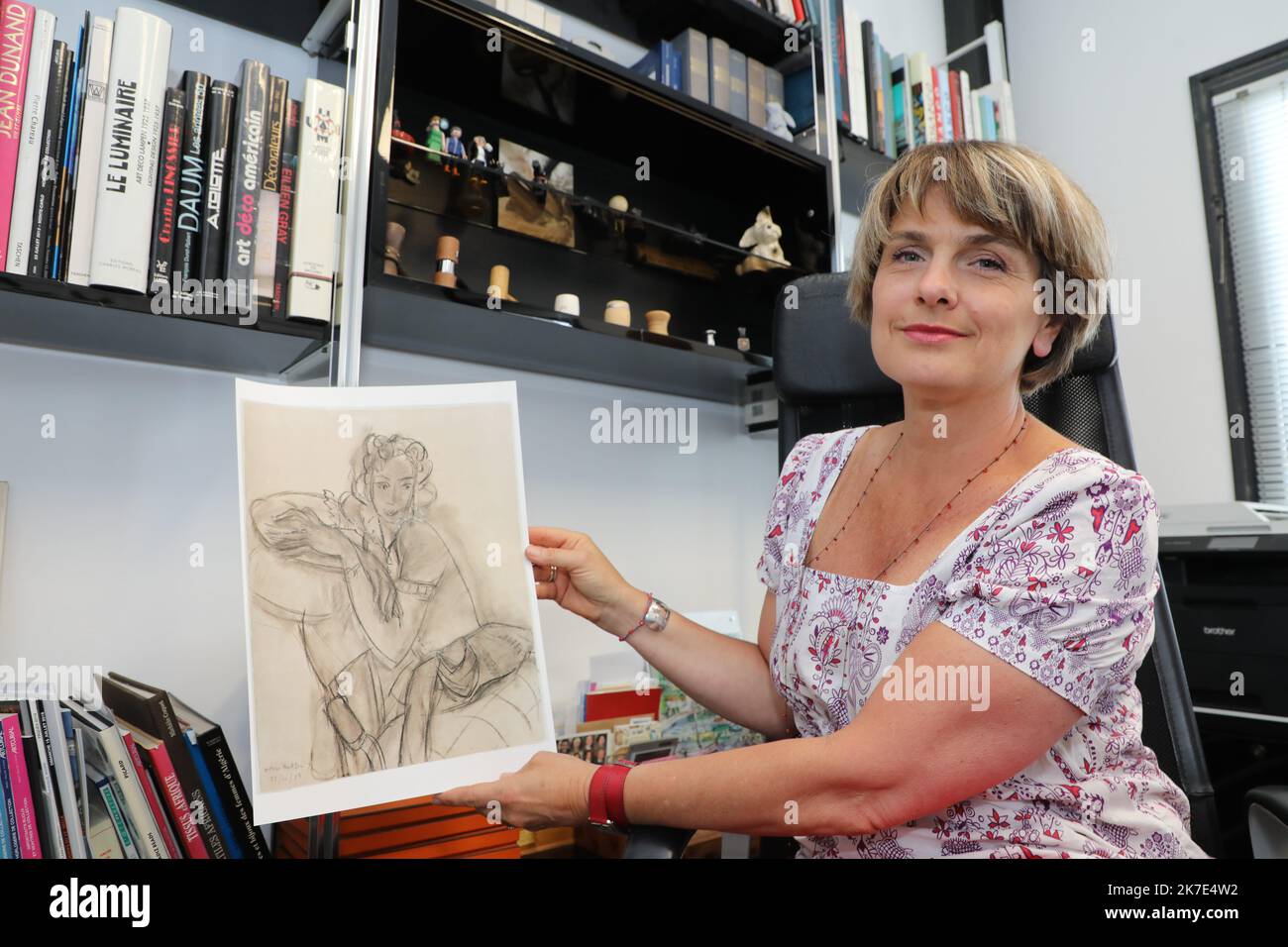 ©PHOTOPQR/LA PROVENCE/DUCLET Stéphane ; Manosque ; 21/06/2021 ; découverte d'une esquisse rare d'Henri Matisse à Manosque. Mis aux enchères le 26 juin prochain, le portrait est estimé à plus de 300 000 euros. Ci-contre, Jennifer Primpied Rolland, commissaire priseur. Manosque, France, juin 21st 2021 découverte d'une rare esquisse d'Henri Matisse à Manosque. Mis aux enchères sur 26 juin, le portrait est estimé à plus de 300 000 euros. En face, Jennifer Primpied Rolland, commissaire aux enchères. Banque D'Images