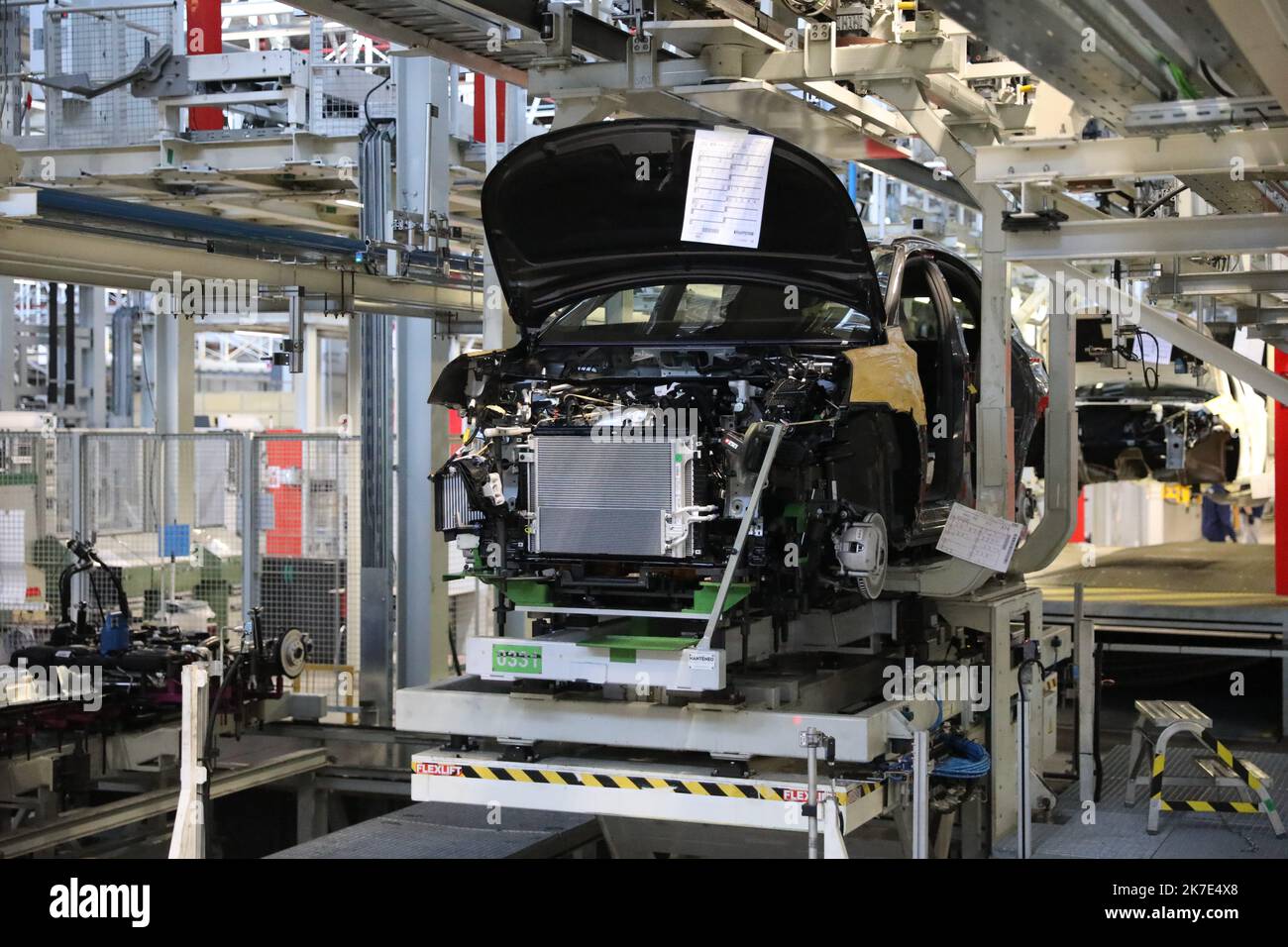 ©PHOTOPQR/l'ALSACE/Vincent Voegtlin ; Mulhouse ; ; Mulhouse, le 11 juin 2021, montage des trains sur la chaine de montage Peugeot Stellantis de Mulhouse. Mulhouse, 11 juin 2021, la nouvelle Peugeot 308 SW qui sera commercialisée en septembre dans le showroom Peugeot Stellantis de Mulhouse. Banque D'Images