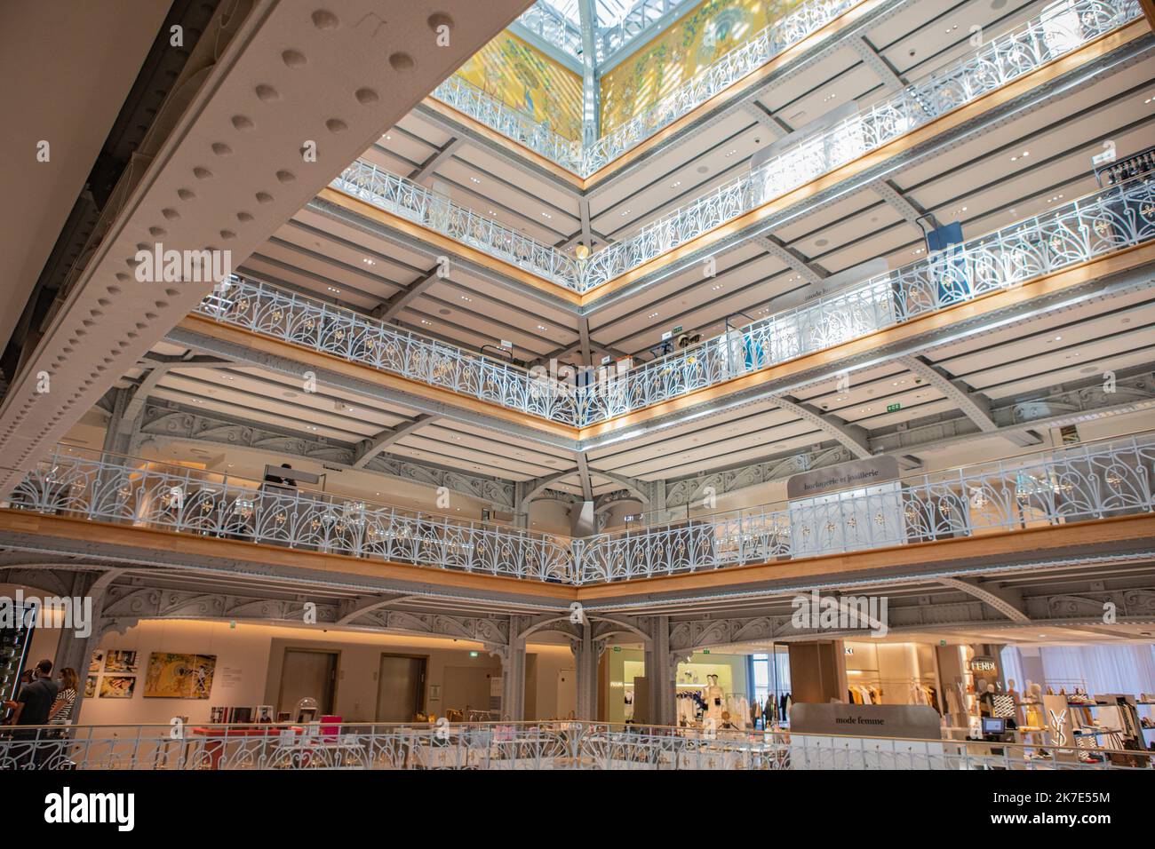 ©PHOTOPQR/LE PARISIEN/Milla Morisson ; Paris 01 ; 15/06/2021 ; Visite de la Samaritaine le 15 juin 2021 Paris 01, une semaine avant la création Fondée en 1870, elle a fermé pour les raisons de sécurité en 2005, elle rouvrira ses portes au public le 19 juin 2021 - réouverture de la Samaritaine. Après seize ans de fermeture et 750 millions d'euros de travail, le grand magasin parisien rouvre ses portes. Banque D'Images