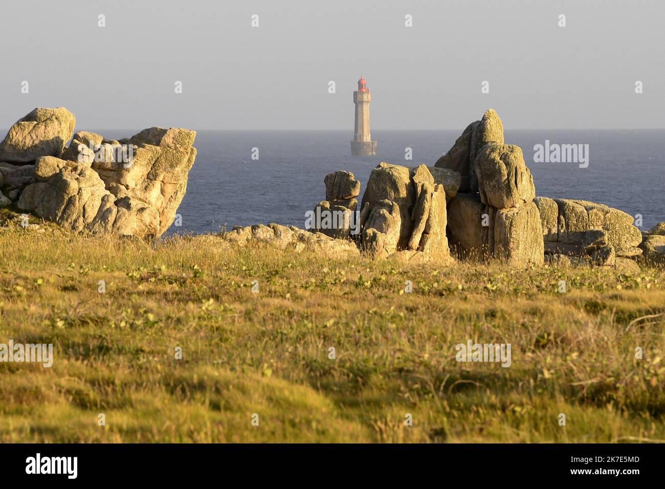 ©PHOTOPQR/OUEST FRANCE/Marc Ollivier ; Ouessant ; 18/06/2021 ; la côte sud de Ouessant : la baie de Pen ar Roc’h et ses falaises perchées à plus de 40m au dessus de la mer, les plus hautes et les plus sauves du Léon. L'île d'Ouessant est une île aux allures sauvages. L'île se porte à plusieurs kilomètres de la côte ouest du Finistère en Bretagne. - Ile Ouessant, une île rocheuse, département du Finistère, au large de la pointe ouest de la Bretagne, ouest de la France. Banque D'Images