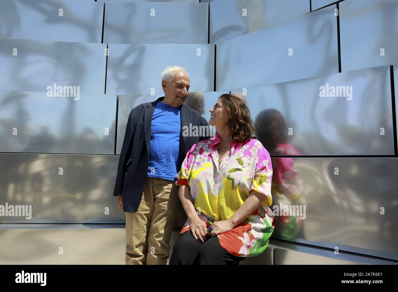 ©PHOTOPQR/LA PROVENCE/REY Jérôme ; Avignon ; 25/06/2021 ; Arles Fondation Luma Maja Hoffmann fondrice et presidente et Franck Gehry architecte lors de l'ouverture du lieu Luma Arles est une plate-forme culturelle transdisciplinaire située au Parc des ateliers d'Arles, un ancien parc industriel en voie de transformations majeures. En tant que centre de recherche, de production et d'expérimentation, Luma Arles est un écosystème où artistes, penseurs, scientifiques et acteurs de la société civile travaillent ensemble pour une compréhension étendue des questions environnementales, des droits de l'homme, de la création et de l'éducation. Maja Hoffm Banque D'Images