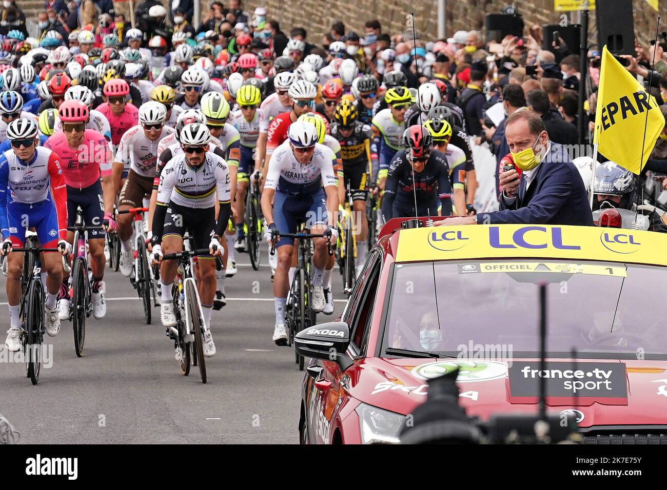 ©PHOTOPQR/OUEST FRANCE/Eddy LEMAISTRE ; BREST ; 26/06/2021 ; Tour de France 2021 - 1ère étape entre Brest et Landerneau - sortie de l'étape au Parc à chaine - Christian Prudhomme, Directeur du Tour précis les moniteurs dont Julian Alaphippe (Deceunink) 1st étape de l'édition 108th de la course cycliste Tour de France, à 197 km entre Brest et Landerneau, sur 26 juin 2021. Banque D'Images