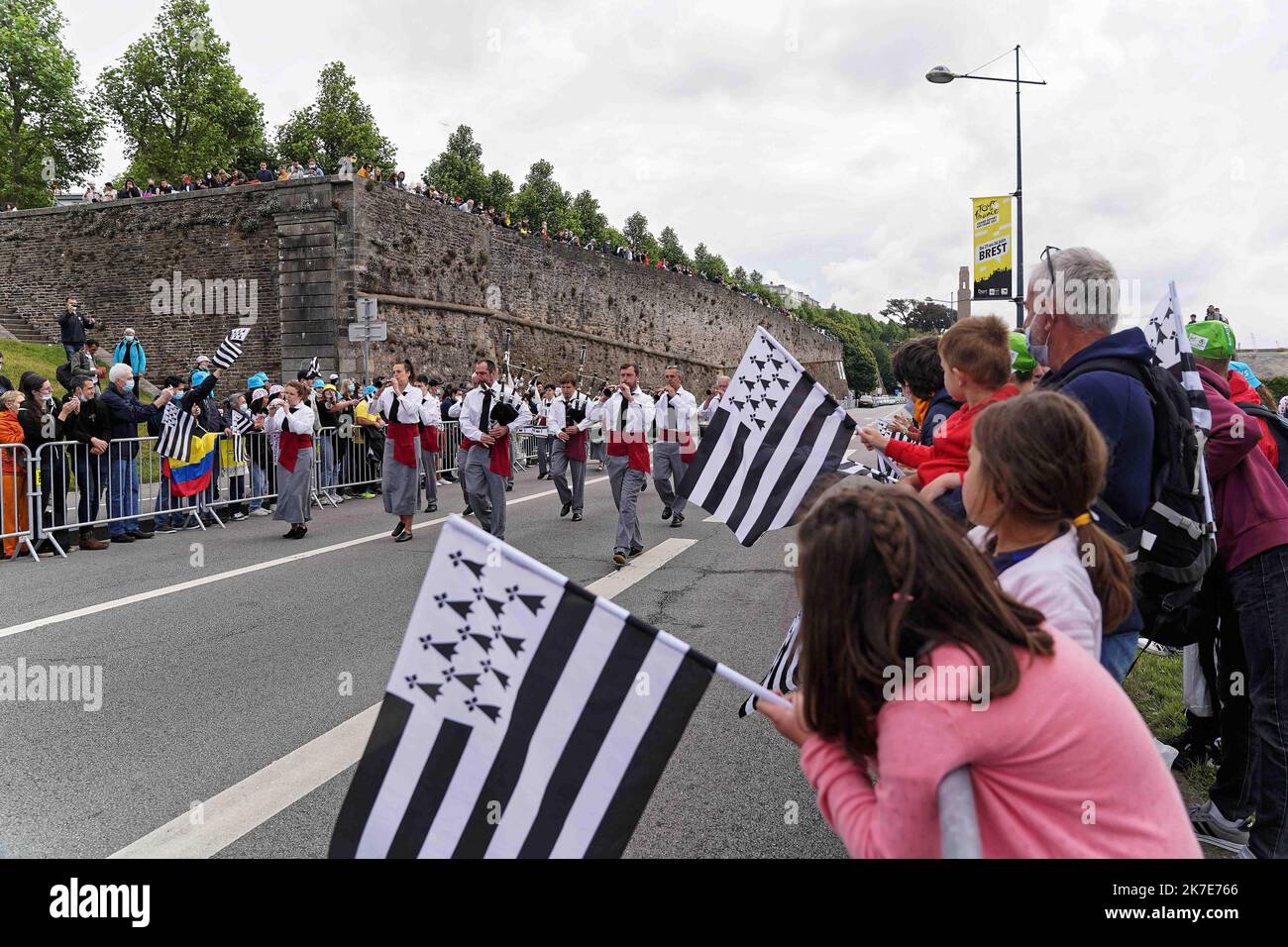 ©PHOTOPQR/Ouest FRANCE/Eddy LEMAISTRE ; BREST ; 26/06/2021 ; Tour de France 2021 - 1ère étape de Brest et Landerneau - ambiance partielle et bord de route 1st étape de l'édition 108th de la course cycliste Tour de France, 197 km entre Brest et Landerneau, sur 26 juin 2021. Banque D'Images