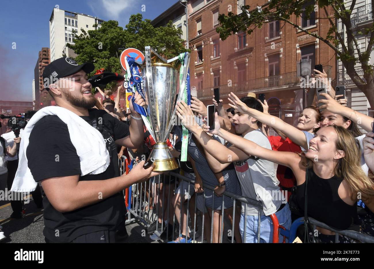 ©PHOTOPQR/LA DEPECHE DU MIDI/MICHEL VIALA ; TOULOUSE ; 26/06/2021 ; TOUTES LES JOUEUSES DE JEAN JAURES LE RETOUR DES JOUEURS DU STADE TOULOUSAIN AVEC LE BOUCLIER et LA coupe d'EUROPE les joueurs de Toulouse défilent dans les rues de Toulouse un jour après la victoire de l'équipe à la finale du Top 14 du championnat français de rugby, à Toulouse sud-ouest de la France, sur 26 juin, 2021. Banque D'Images