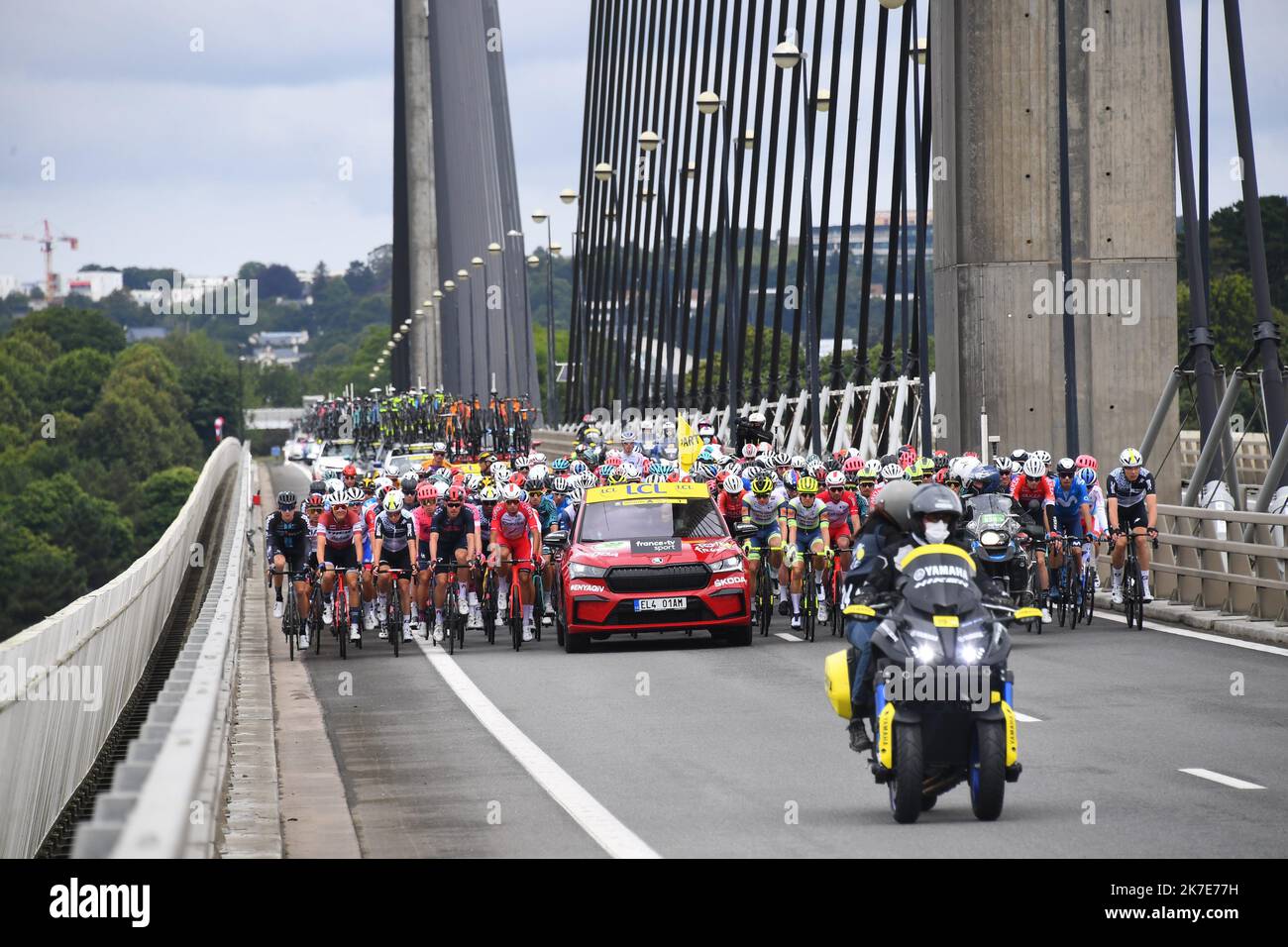 ©PHOTOPQR/LE TÉLÉGRAMME/NICOLAS CRÉACH ; ; ; 26/06/2021 ; PHOTO NICOLAS CREACH / LE TÉLÉGRAMME. Cyclame. Saison 2021. 26 juin 2021 Tour de France 2021 1 ère étape du Tour de France 2021 Brest - Landerneau ( 197,8 KM ) les couleurs du tour passe le de Plougastel-Daoulas 1st étape de l'édition 108th de la course cycliste Tour de France, 197 km entre Brest et Landerneau, Sur 26 juin 2021. Banque D'Images