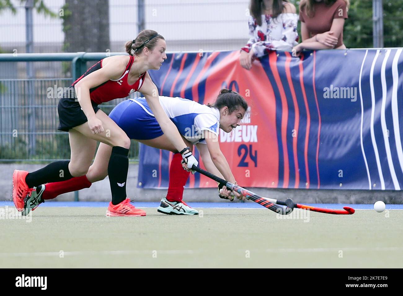 ©PHOTOPQR/VOIX DU NORD/Sami Belloumi Belloumi ; 27/06/2021 ; Cambrai le 27 juin 2021 : Hockey sur gazon féminin, France-Bologne. PHOTO SAMI BELLOUMI LA VOIX DU NORD. Hockey féminin sur gazon, France- Pologne Banque D'Images