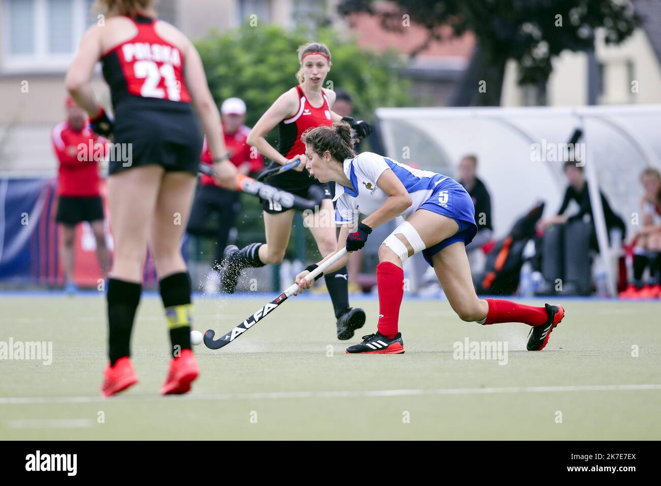 ©PHOTOPQR/VOIX DU NORD/Sami Belloumi Belloumi ; 27/06/2021 ; Cambrai le 27 juin 2021 : Hockey sur gazon féminin, France-Bologne. PHOTO SAMI BELLOUMI LA VOIX DU NORD. Hockey féminin sur gazon, France- Pologne Banque D'Images