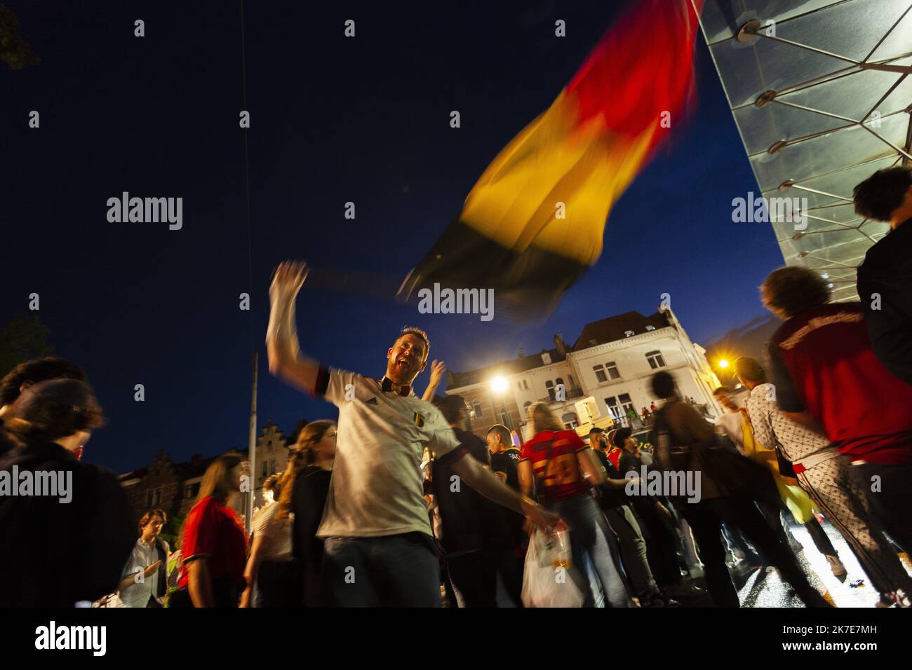 ©Nicolas Landemard / le Pictorium / MAXPPP - Nicolas Landemard / le Pictorium - 27/6/2021 - Belgique / Bruxelles / Bruxelles - plusieurs centaines de personnes se sont rés sur la place Flagey dans la capitale belge pour célébrer la qualification de l'équipement belge en quart de finale de la finale de l'équipement. Euro2020 victoire de celle-ci contre le Portugal (1-0). / 27/6/2021 - Belgique / Bruxelles / Bruxelles - plusieurs centaines de personnes se sont rassemblées sur la place Flagey dans la capitale belge pour célébrer la qualification de l'équipe belge pour les Euro2020 quarts de finale après leur victoire sur le Portugal en 1-0. Banque D'Images