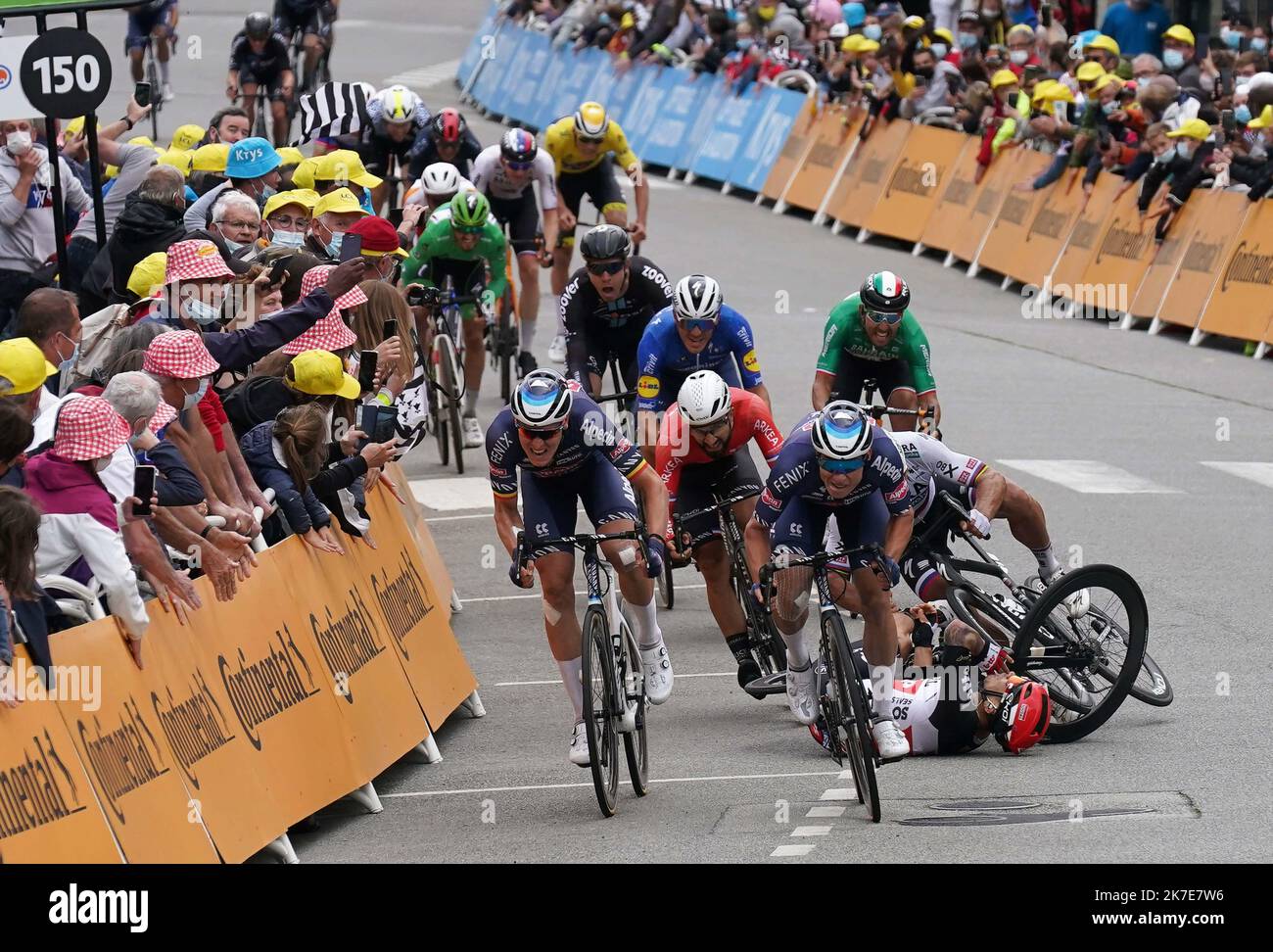 ©PHOTOPQR/OUEST FRANCE/Eddy LEMAISTRE ; PONTIVY ; 28/06/2021 ; Tour de France 2021 - 3ème étape principale Lorient et Pontivy - rivée des coureurs à Pontivy, et chute de Peter Sagan (Bora) et Cabel Ewan (Lotto Soudal) 3rd étape de l'édition 108th de la course cycliste Tour de France 182 km entre Lorient et Pontivy, sur 28 juin 2021. Banque D'Images