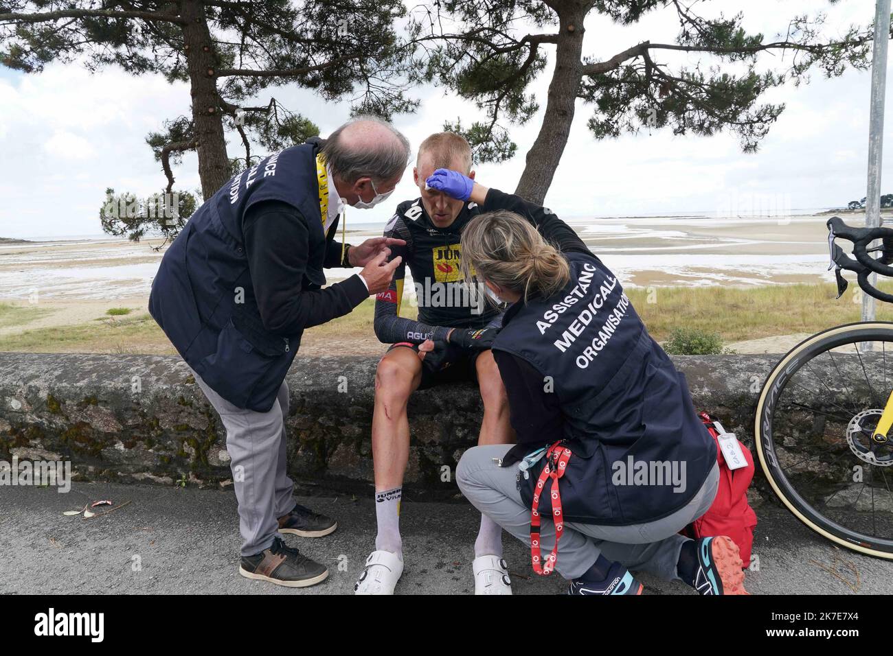 ©PHOTOPQR/OUEST FRANCE/EDDY LEMAISTRE ; CARNAC ; 28/06/2021 ; Tour de France 2021 - 3ème étape principale Lorient et Pontivy - chute de Robert Gesink (Visma Jumbo) à la sortie de Carnac 3rd étape de l'édition 108th de la course cycliste Tour de France, à 182 km entre Lorient et Pontivy, sur 28 juin 2021. Banque D'Images