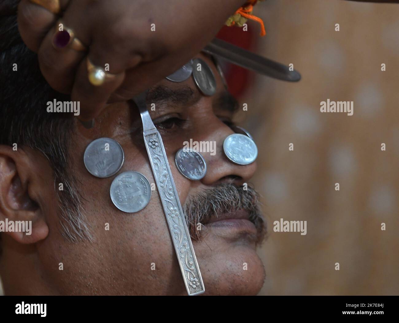 ©Abhisek Saha / le Pictorium/MAXPPP - Abhisek Saha / le Pictorium - 13/6/2021 - Inde / Tripura / Agartala - Monoranjan Rudrapal, un homme de 51 ans qui prétend être magnétique, A demontre son etrange talent en placant des coups de meneurs et des pièces de monnaie sur son corps un fils domicile d'Agartala. Il supposez qu'il a obtenu ce peut avoir un vaccin contre le COVID-19. / 13/6/2021 - Inde / Tripura / Agartala - Monoranjan Rudrapal, homme de 51 ans qui prétend être magnétique a démontré son talent bizarre en plaçant des couverts de ménage, des pièces de monnaie de cuillère sur son corps à sa maison dans Banque D'Images