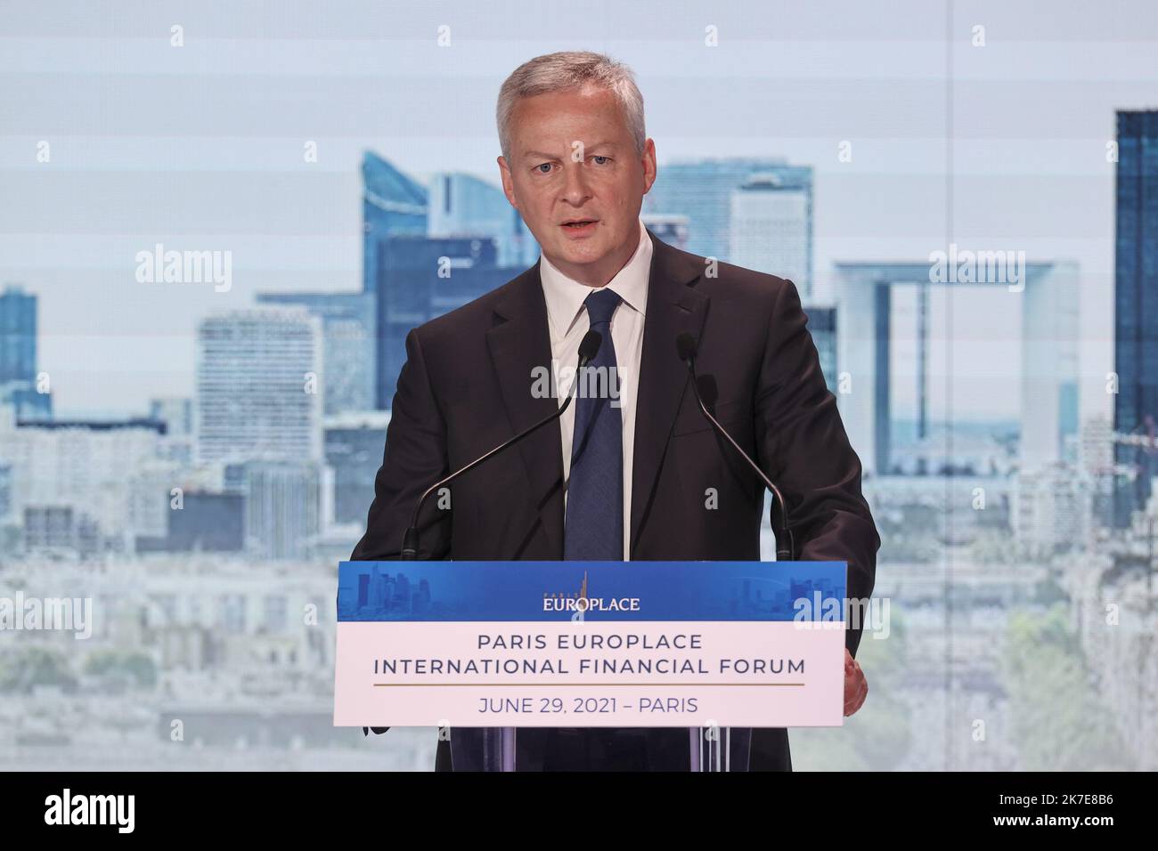 ©Sébastien Muylaert/MAXPPP - le ministre français de l'Economie et des Finances, Bruno le Maire, prononce un discours lors du Forum financier international Europlace à Paris, en France. 29.06.2021 Banque D'Images