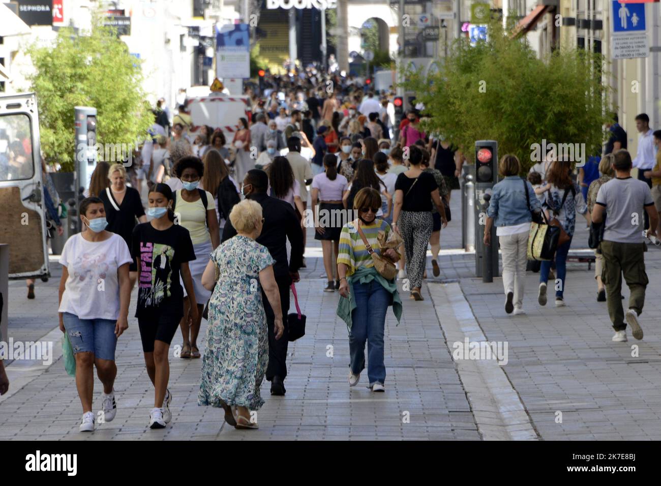 Â©PHOTOPQR/LA PROVENCE/FRANCK PENNANT ; Marseille ; 30/06/2021 ; Faible affluence dans la rue commercante Saint Ferreol a Marseille en cette 1ere matinée des soldes d ete 2021 malgré des rabais importants - 30 juin 2021 début des ventes estivales Banque D'Images