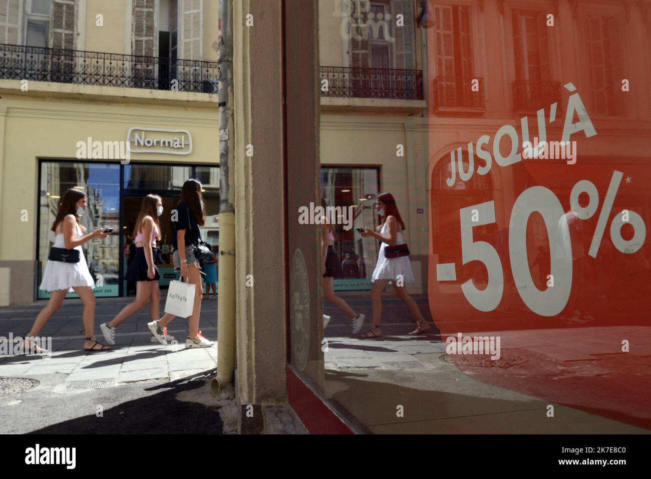 Â©PHOTOPQR/LA PROVENCE/FRANCK PENNANT ; Marseille ; 30/06/2021 ; Faible affluence dans la rue commercante Saint Ferreol a Marseille en cette 1ere matinée des soldes d ete 2021 malgré des rabais importants - 30 juin 2021 début des ventes estivales Banque D'Images