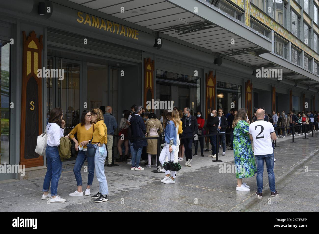 ©Julien Mattia / le Pictorium / MAXPPP - Julien Mattia / le Pictorium - 26/6/2021 - France / Ile-de-France / Paris - des centaines de personnes font la file d'attente lors du premier week-end de la restauration de la samaritaine à Paris, pour la rénovation des bâtiments par le groupe LVMH. / 26/6/2021 - France / Ile-de-France (région) / Paris - des centaines de personnes font la queue le premier week-end de la réouverture de la Samaritaine à Paris, pour découvrir les rénovations effectuées par le groupe LVMH. Banque D'Images