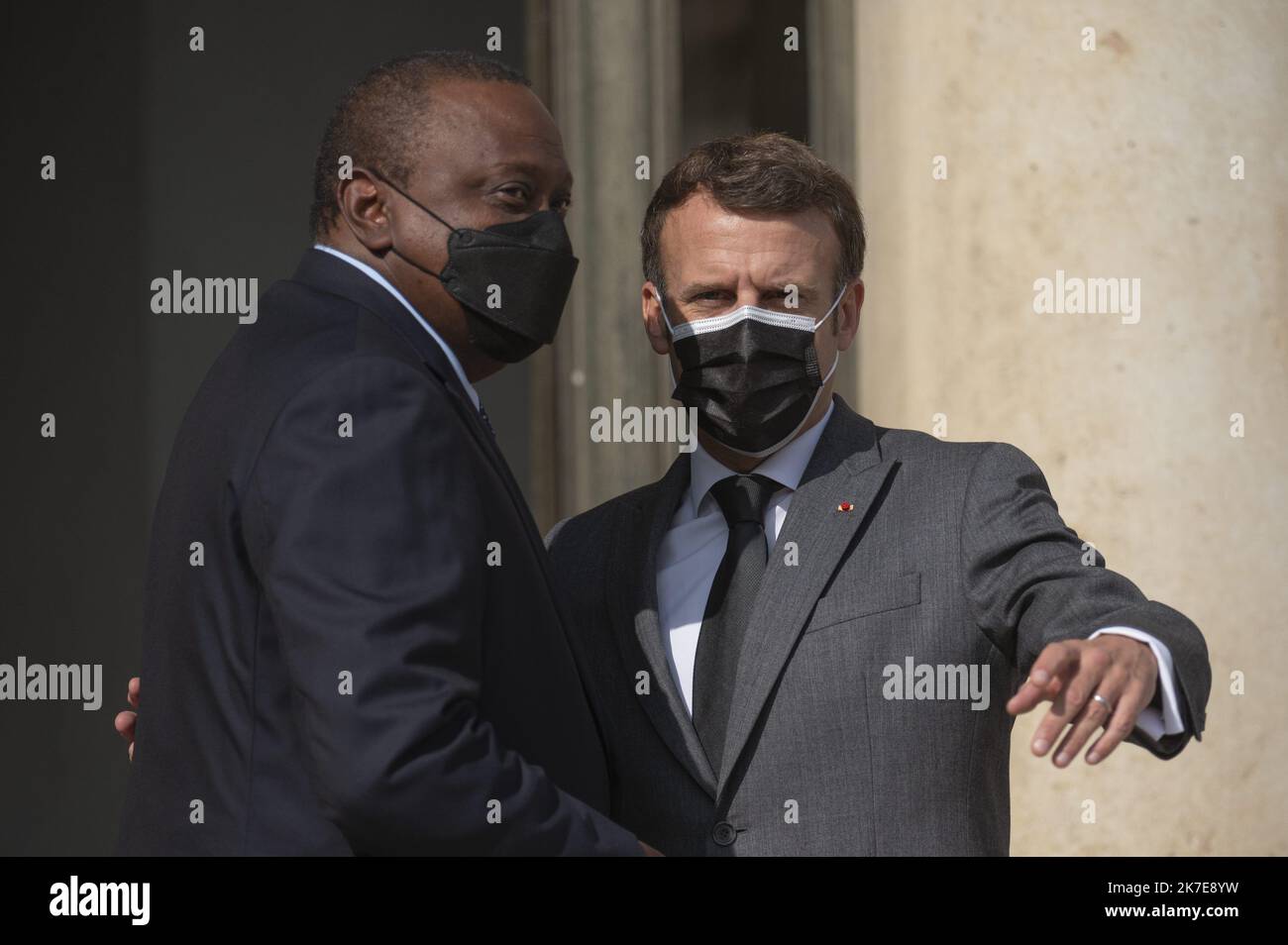 ©Julien Mattia / le Pictorium / MAXPPP - Julien Mattia / le Pictorium - 01/07/2021 - France / Ile-de-France / Paris - dans le cadre des bilaterales du Forum Generation Egalite, le Président Emmanuel Macron recevait la Presidente de la République du Kenya, Uhuru Kenyatta, au Palais de l'Elysée, le 1er juillet 2021 / 01/07/2021 - France / Ile-de-France (région) / Paris - dans le cadre des bilateraux du Forum pour l'égalité des générations, le Président Emmanuel Macron a reçu le Président de la République du Kenya, Uhuru Kenyatta, à l'Elysée, le 1 juillet 2021 Banque D'Images