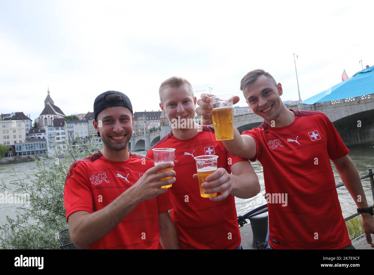 ©PHOTOPQR/l'ALSACE/Jean-François FREY ; Bâle ; 02/07/2021 ; les Supporters Suisse lors du match de l'EURO 2020 au restaurant East West Suisse - Espagne à Bâle le 2 juillet 2021. Schweitzer Fussball Unterstutzer à Bâle wahrend des spiel Sweitz Spanien. - SUISSE - ESPAGNE BÂLE SUISSE JUILLET 2nd 2021.atmosphère pendant le match de l'UEFA Euro2020 entre la Suisse et l'Espagne Banque D'Images