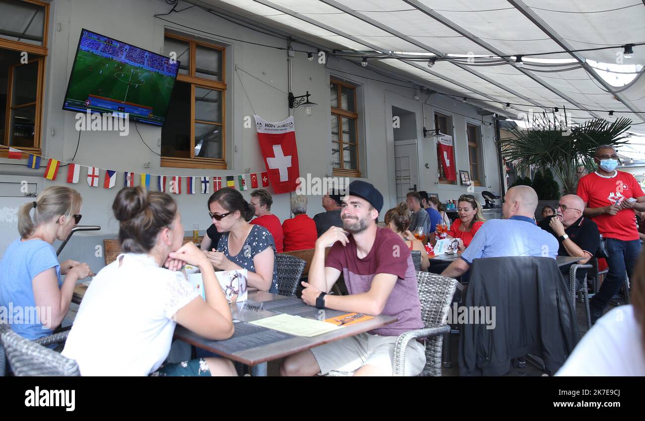 ©PHOTOPQR/l'ALSACE/Jean-François FREY ; Bâle ; 02/07/2021 ; les Supporters Suisse lors du match de l'EURO 2020 au restaurant East West Suisse - Espagne à Bâle le 2 juillet 2021. Schweitzer Fussball Unterstutzer à Bâle wahrend des spiel Sweitz Spanien. - SUISSE - ESPAGNE BÂLE SUISSE JUILLET 2nd 2021.atmosphère pendant le match de l'UEFA Euro2020 entre la Suisse et l'Espagne Banque D'Images