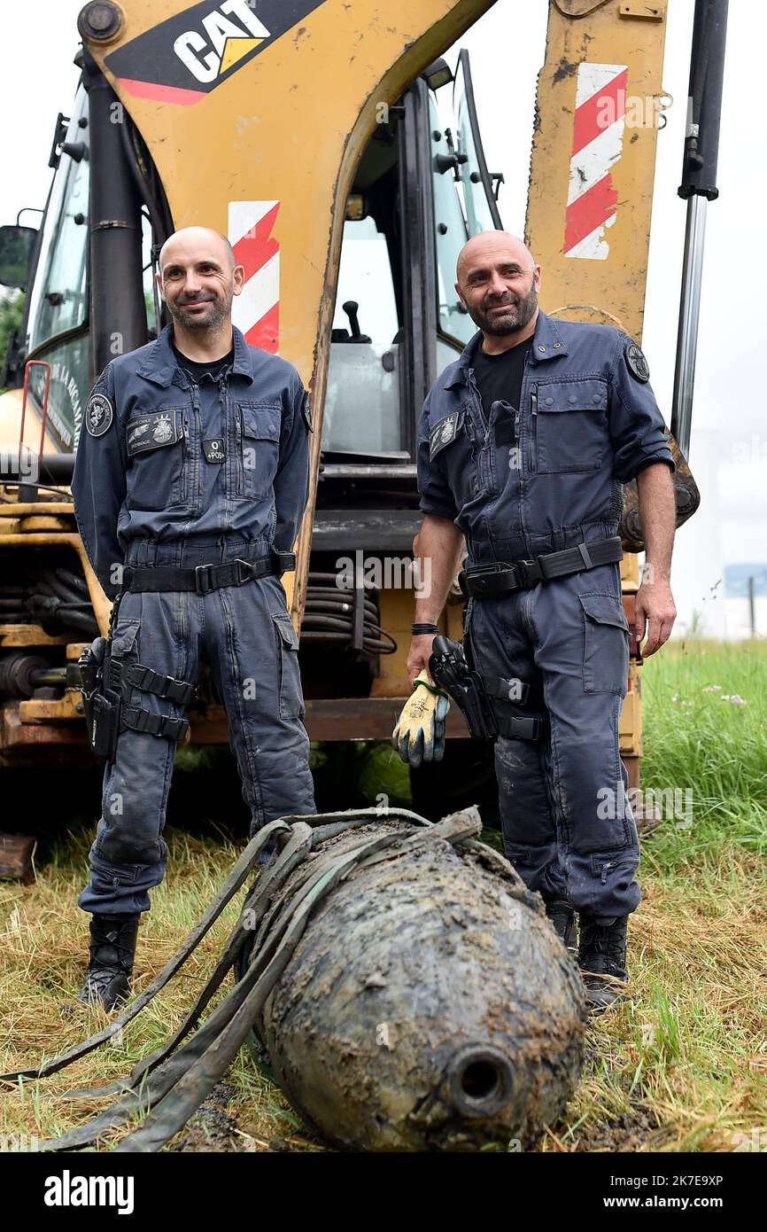 ©PHOTOPQR/LE PROGRES/Rémy PERRIN - la Ricamarie 04/07/2021 - création d'une bombe de 1944 -un engin explosif datant de 1944 a Neutred alisé dans la commune de la Ricamarie. L'opération a besoin de l'évacuation de 1800 personnes, l'intervention des forces de police, d'une équipe de mineurs (ici) et l'utilisation d'un drone de surveillance. Catherine Seguin, préfet de la Loire et Cyrille Bonnefoy, maire de la commune, Étaent sur place. La Ricamarie 07/04/2021 - déminage d'une bombe de 1944 - un engin explosif datant de 1944 a été neutralisé dans la ville de la Ricamarie. L'opération requise Banque D'Images