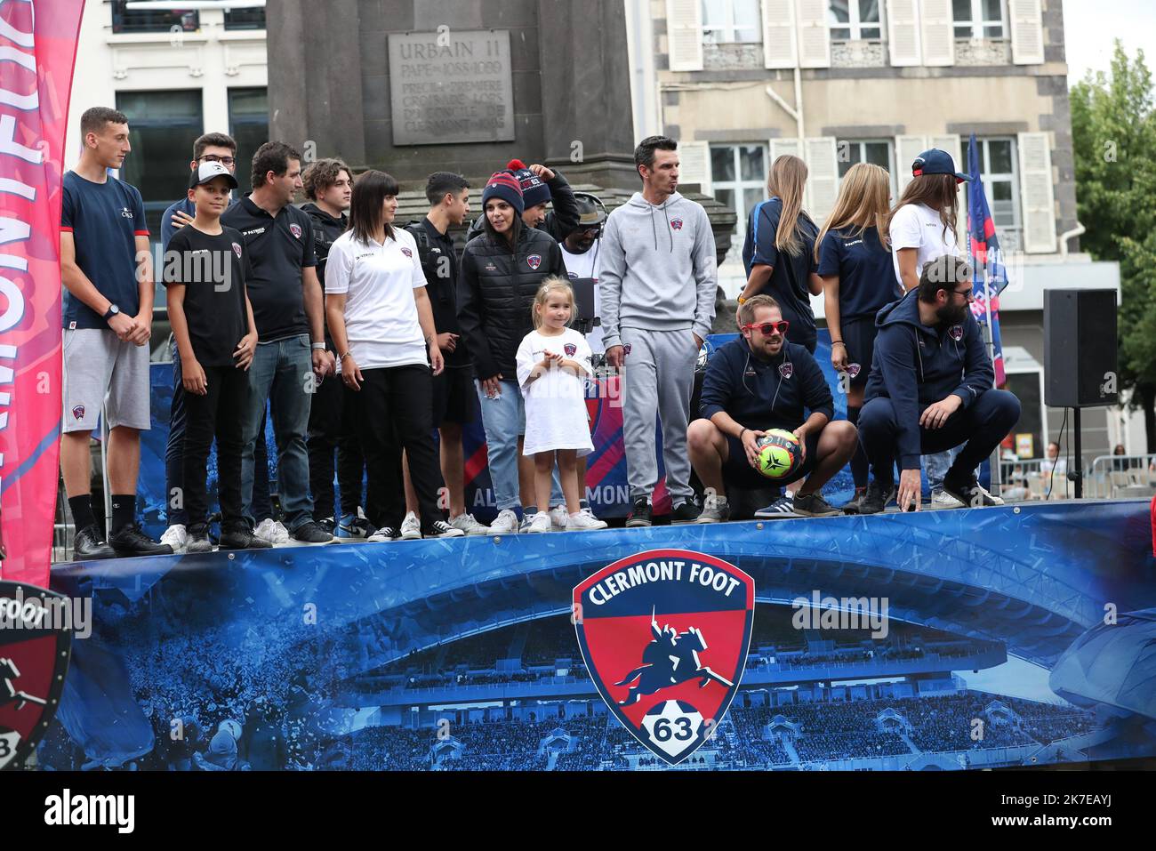 Thierry LARRET / MAXPPP. Football. Le Clermont foot 63 ( L1) propose ses nouveaux maillots. Place de la victoire.Clermont-Ferrand (63) le 10 juillet 2021. Banque D'Images