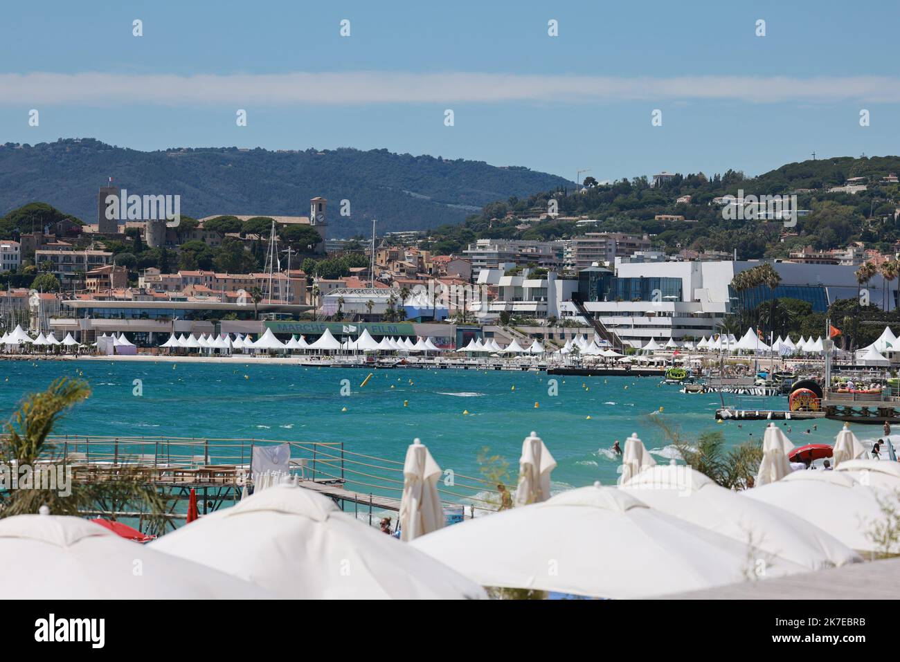 ©Pierre Teyssot/MAXPPP ; Festival de Cannes 2021. Édition 74th du 'Festival International du film de Cannes' sous Covid-19 le 13/07/2021 à Cannes, France. La plage et la mer. Â© Pierre Teyssot / Maxppp Banque D'Images