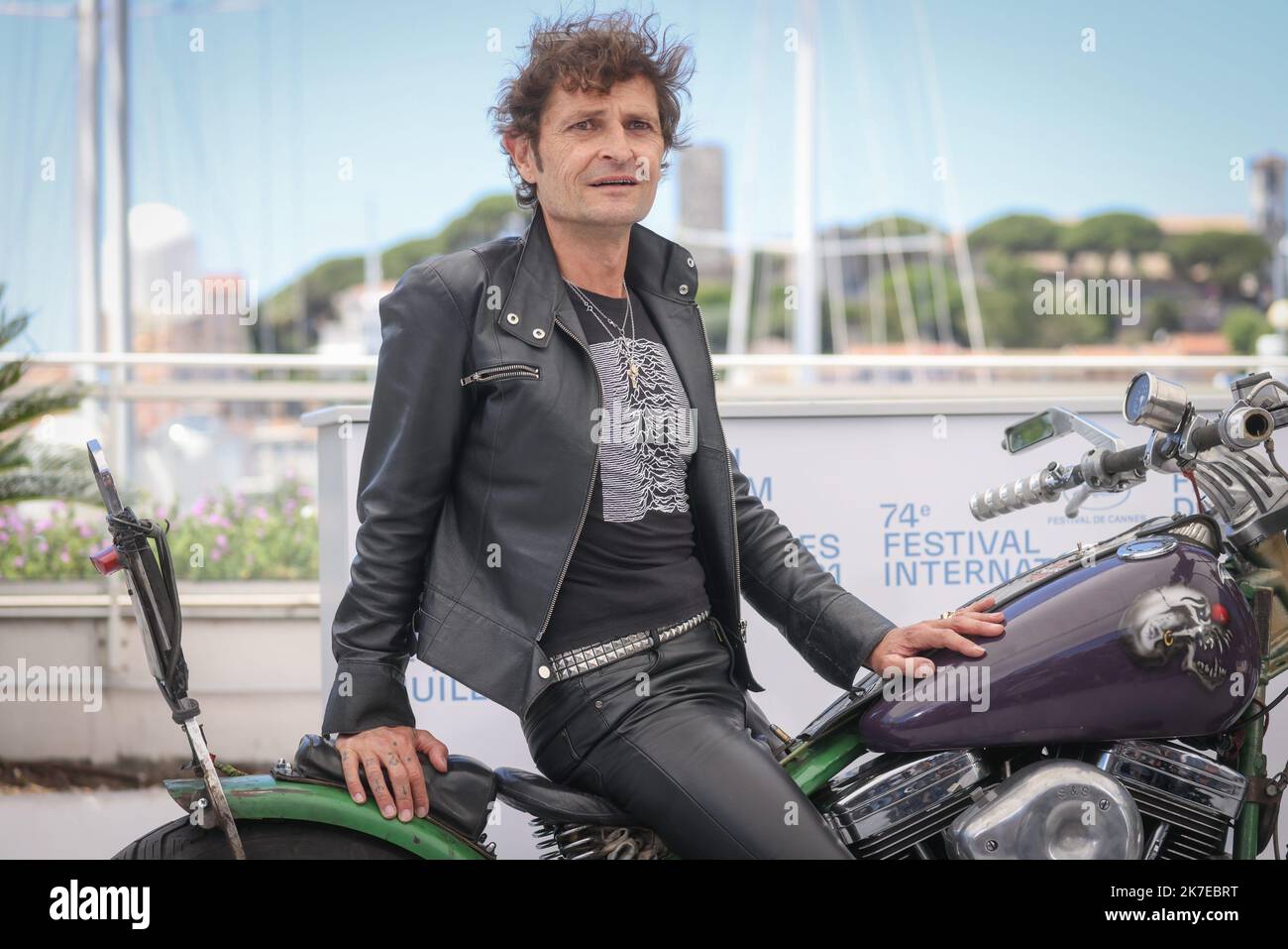 ©PHOTOPQR/LE PARISIEN/Fred Dugit ; Cannes ; 13/07/2021 ; Cuture / Cinéma Cannes (06), le 13 juillet 2021 Photocall du film LES HEROÏQUES / THE HEROICS (France) [Séance spéciale]. En référence du réalisateur Maxime ROY (France). Des accessoires Ariane ASCARIDE, Clotilde COURAU et Clara PONSOT des accessoires François CRETON, Roméo CRETON et Patrick d’ASSUMÇAO des producteurs Alice BLOCH, Miléna POYLO et Gilles SACUTO. Et de la Harley-Davidson du film. Photo LP / Fred Dugit le Festival International du film de Cannes 74th, en France. Le Festival international du film de Cannes 74th, en France. L'Int. De Cannes 74th Banque D'Images