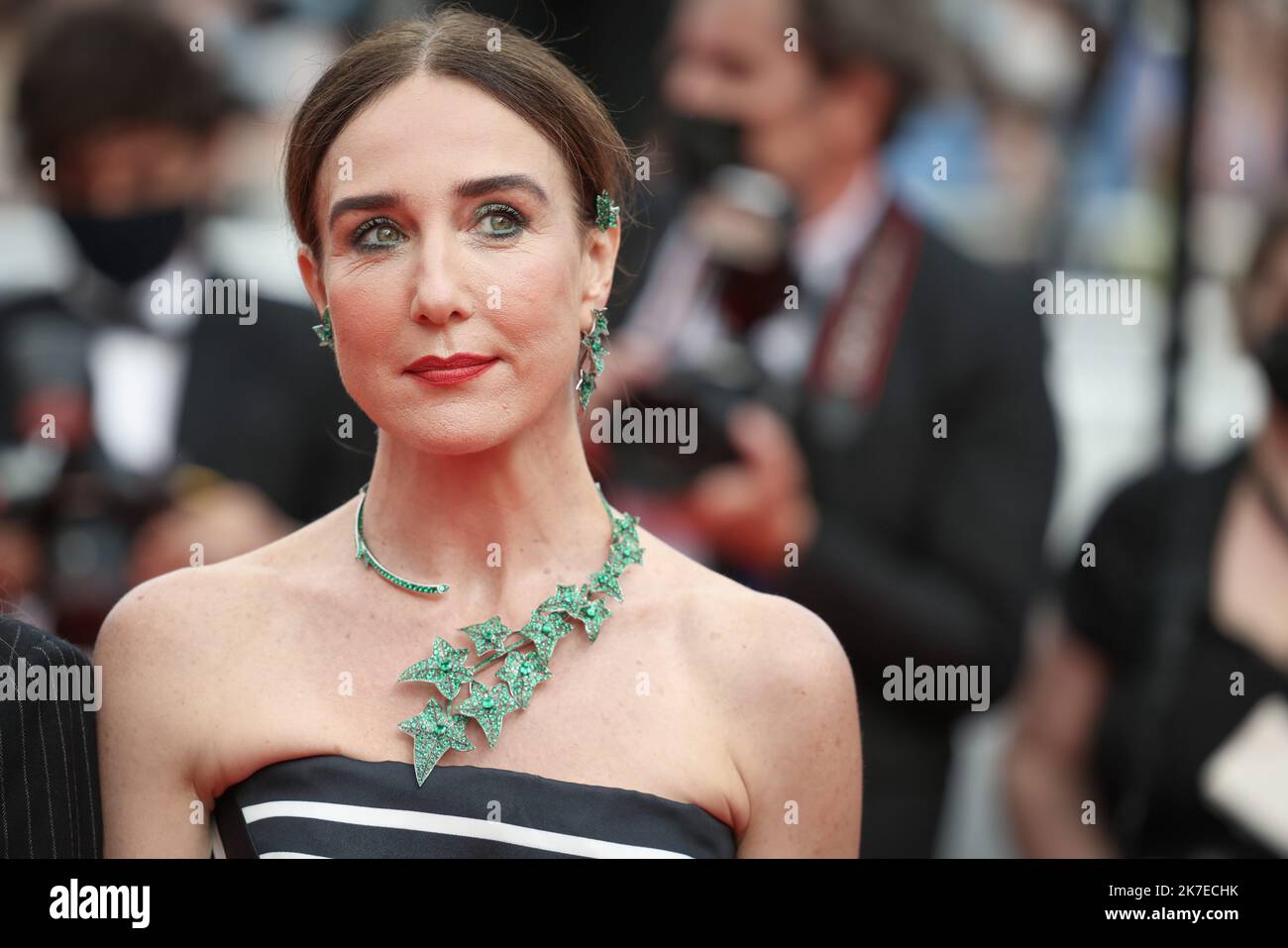 ©PHOTOPQR/LE PARISIEN/Fred Dugit ; Cannes ; 16/07/2021 ; Cuture / Cinéma Cannes (06), le 16 juillet 2021 montée des marches du film LES INTRANQUILLES (Belgique) [en préparation] ici Elsa Zylberstein photo LP / Fred Dugit le Festival International du film de Cannes 74th, France. Banque D'Images