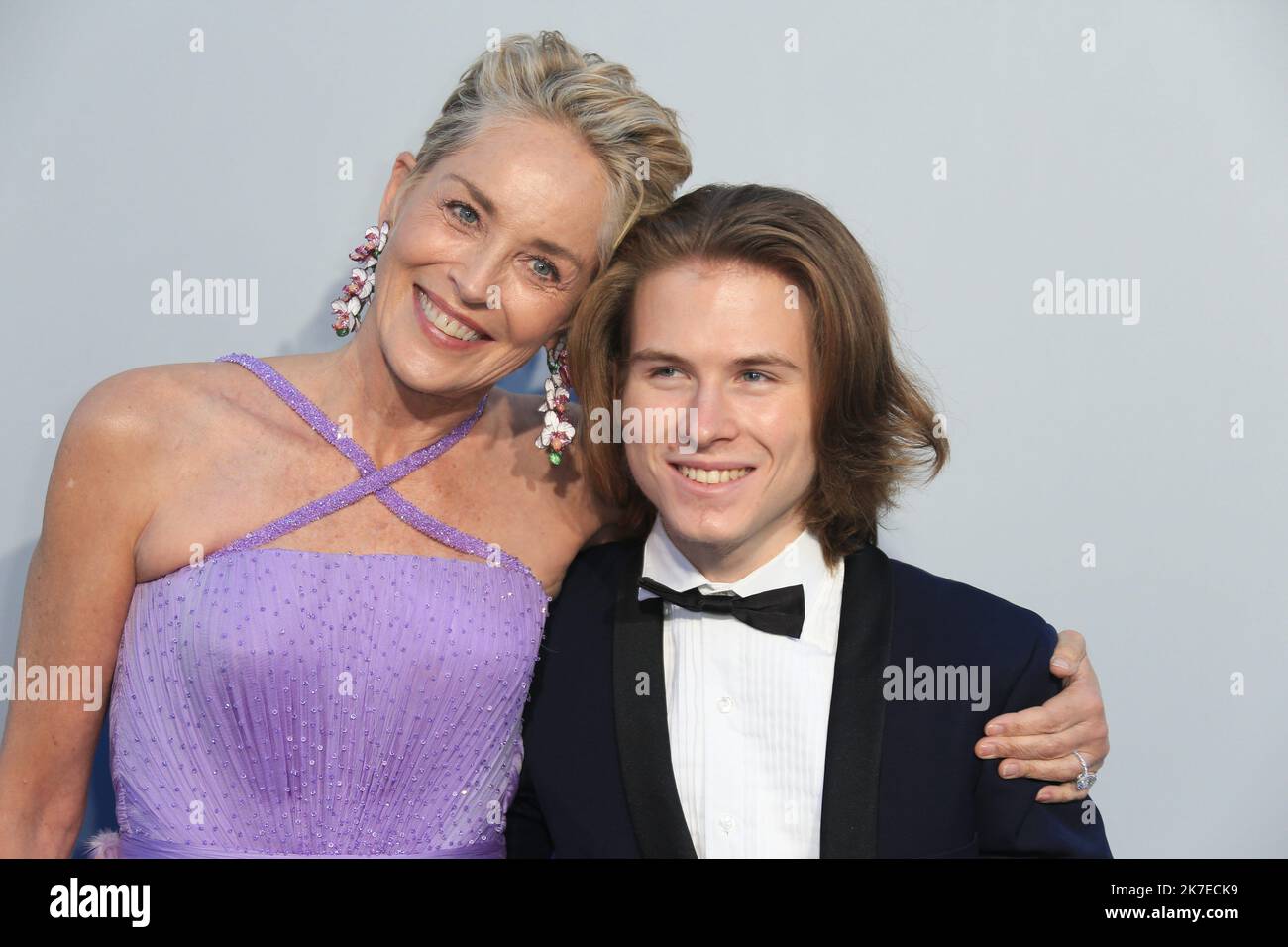 ©PHOTOPQR/NICE MATIN/Sébastien Botella ; Cannes ; 16/07/2021 ; Gala de l'amfAR, villa Eilenroc au Cap d'Antibes le vendredi 16 juillet 2021 Sharon Stone et son fils Roan Joseph Bronstein amfAR Cannes Gala 2021at Villa Eilenroc sur 16 juillet 2021 à Cap d'Antibes, France. Banque D'Images