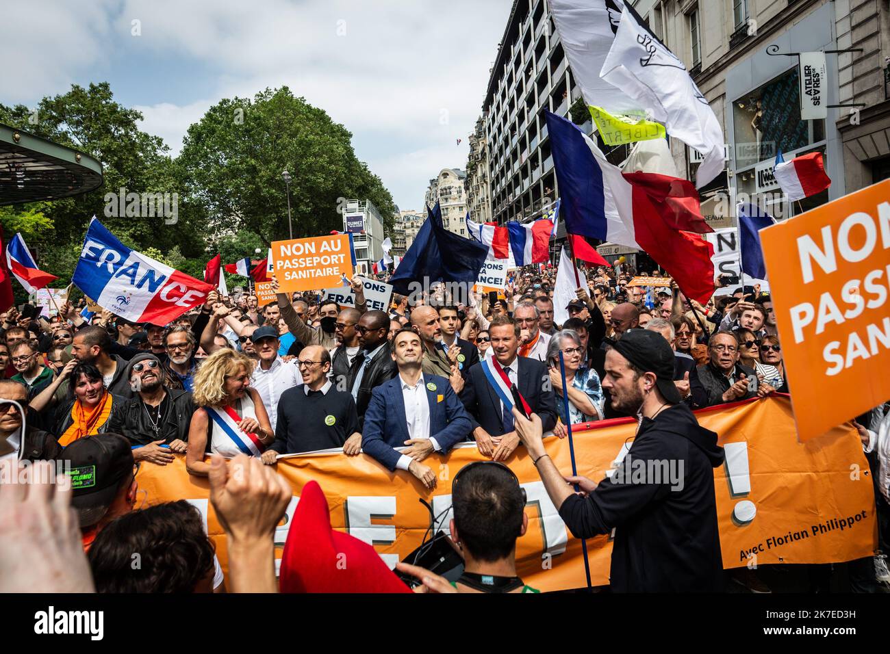 ©Sadak Souici / le Pictorium/MAXPPP - Sadak Souici / le Pictorium - 17/07/2021 - France / Ile-de-France / Paris - A la tête de la manifestation contre le pasport sanitaire, de droite a gauche: Jacline Mouraud (ancienne veste jaune), Nicolas Dupont-Aignan (président de Debout la France) et Florian Philippot (les patriotes), Fabrice Di Vizio (avocat), Francis Lalanne. Plusieurs centaines de personnes se sont assemblées à Paris contre le Pass sanitaire. / 17/07/2021 - France / Ile-de-France (région) / Paris - à la tête de la manifestation contre le passeport sanitaire, de droite à gauche: JAC Banque D'Images