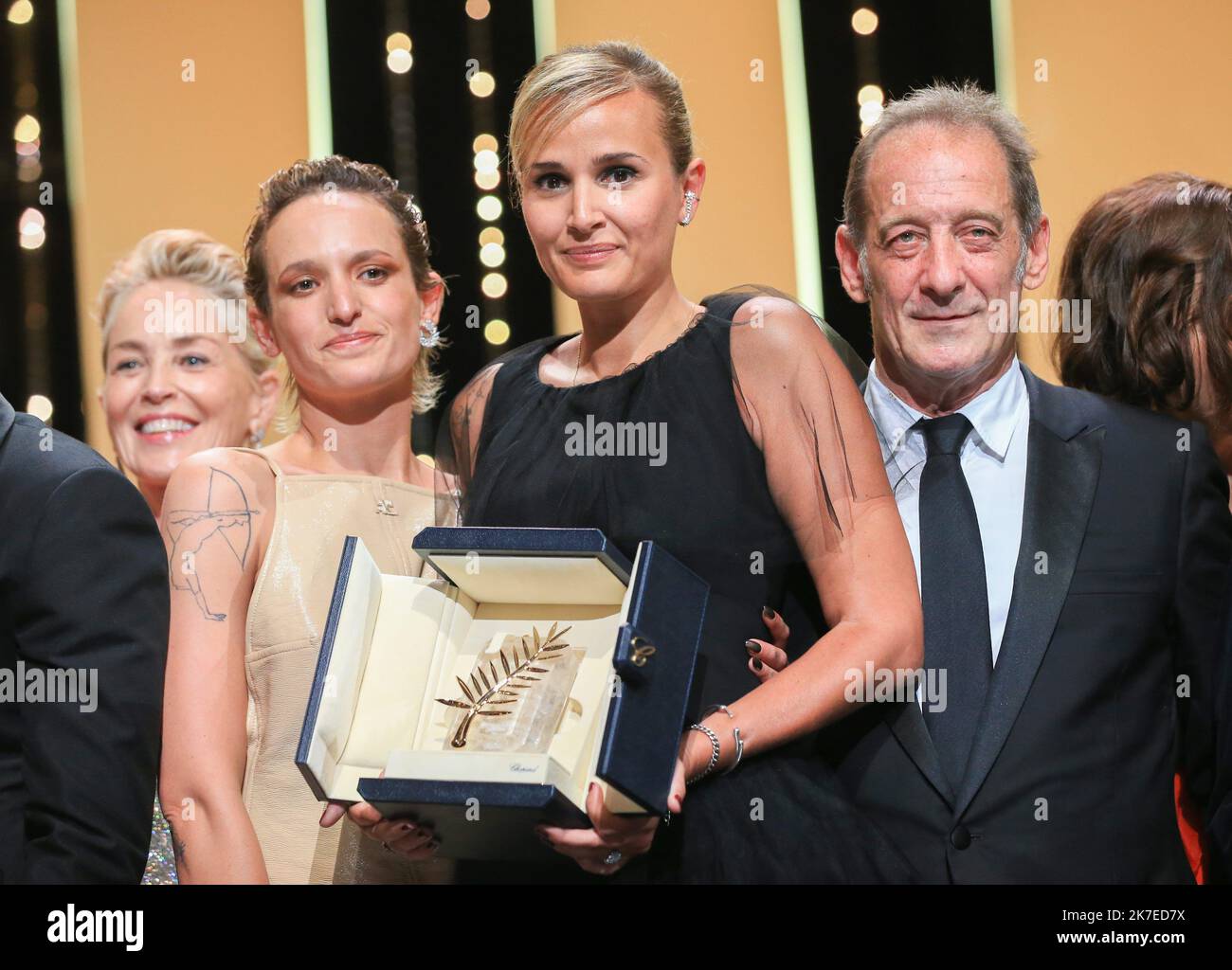 ©PHOTOPQR/NICE MATIN/Sébastien Botella ; Cannes ; 17/07/2021 ; Sharon Stone, Julia Dutournau, Vincent Lindon, Agathe Rousselle, pose avec le prix « Palme d'Or meilleur film » pour « Titane » lors de la cérémonie de clôture du Festival annuel du film de Cannes 74th sur 17 juillet 2021 à Cannes, France. Le Festival international du film de Cannes 74th, en France. Banque D'Images