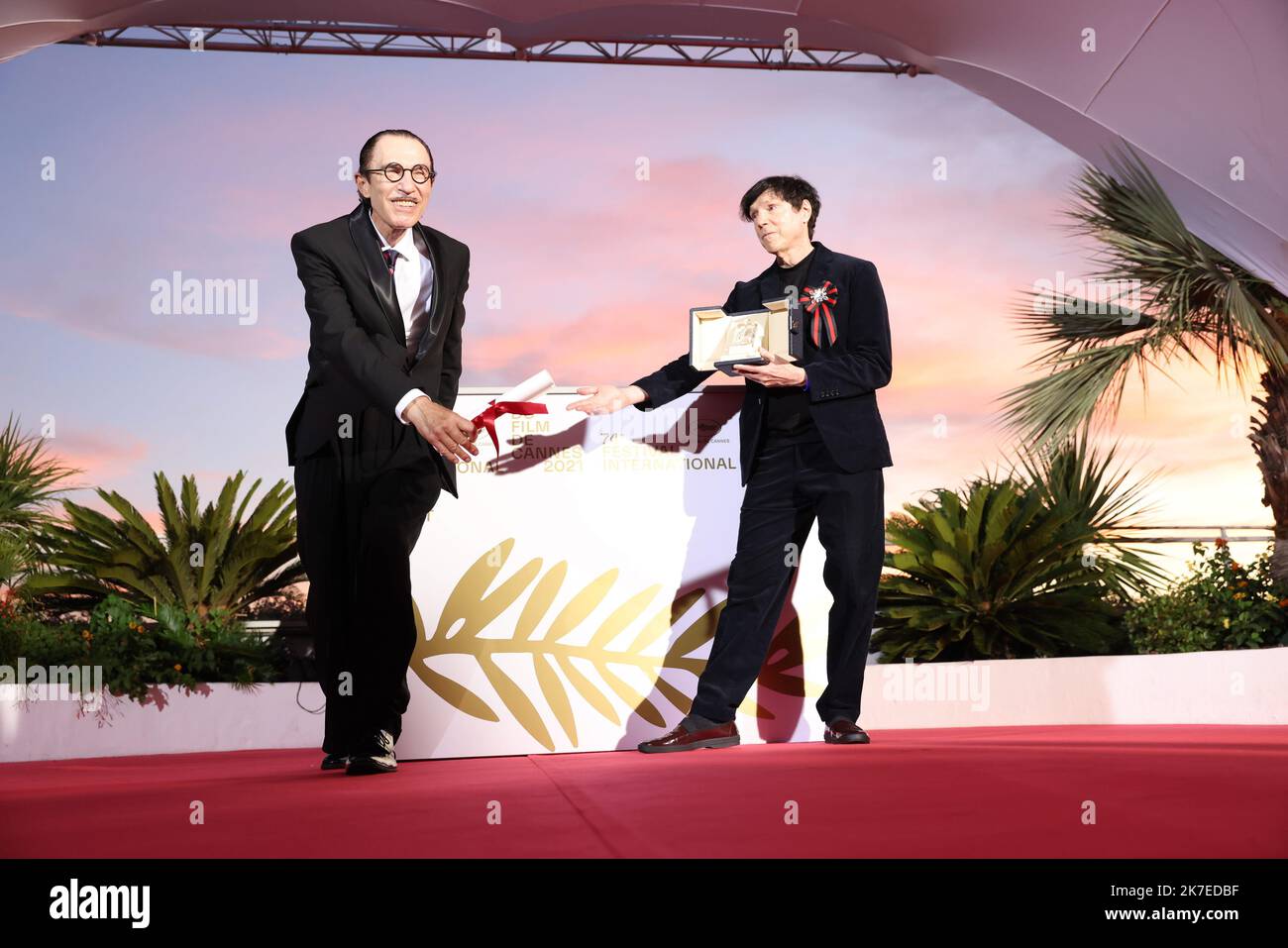 ©PHOTOPQR/LE PARISIEN/Fred Dugit ; Cannes ; 17/07/2021 ; Cuture / Cinéma Cannes (06), le juillet 2021 Palmarès 74E Festival de Cannes Prix de la mise en scène ANNETTE Leos CARAX reçu par les fères Ron et Russell Mael du groupe The Sparks photo LP / Fred Dugit le Festival International du film de Cannes 74th, en France. Banque D'Images