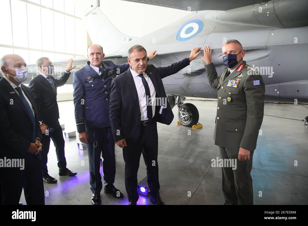 Â©PHOTOPQR/LA PROVENCE/Serge Gueroult ; Istres ; 21/07/2021 ; base eyrienne 125 d' Istres , site de Dassault Aviation . La France a finalise avec la GRECE un contrat portant sur l'acquisition de 18 voons Rafale, pour un montant total de 2,5 milliard d'euros. La livraison du premier exemplaire un eu lieu en présence du général Philippe Lavigne , Eric trappier PDG Dassault Aviation , Nokolaos Panagiotopoulos ministre de la défense grecque , du général Konstantinos Floros et du Lieutenant général Georgios Blioumis à Istres, Sud de la France, on 21 juillet 2021, lors de la cérémonie de remise du Banque D'Images