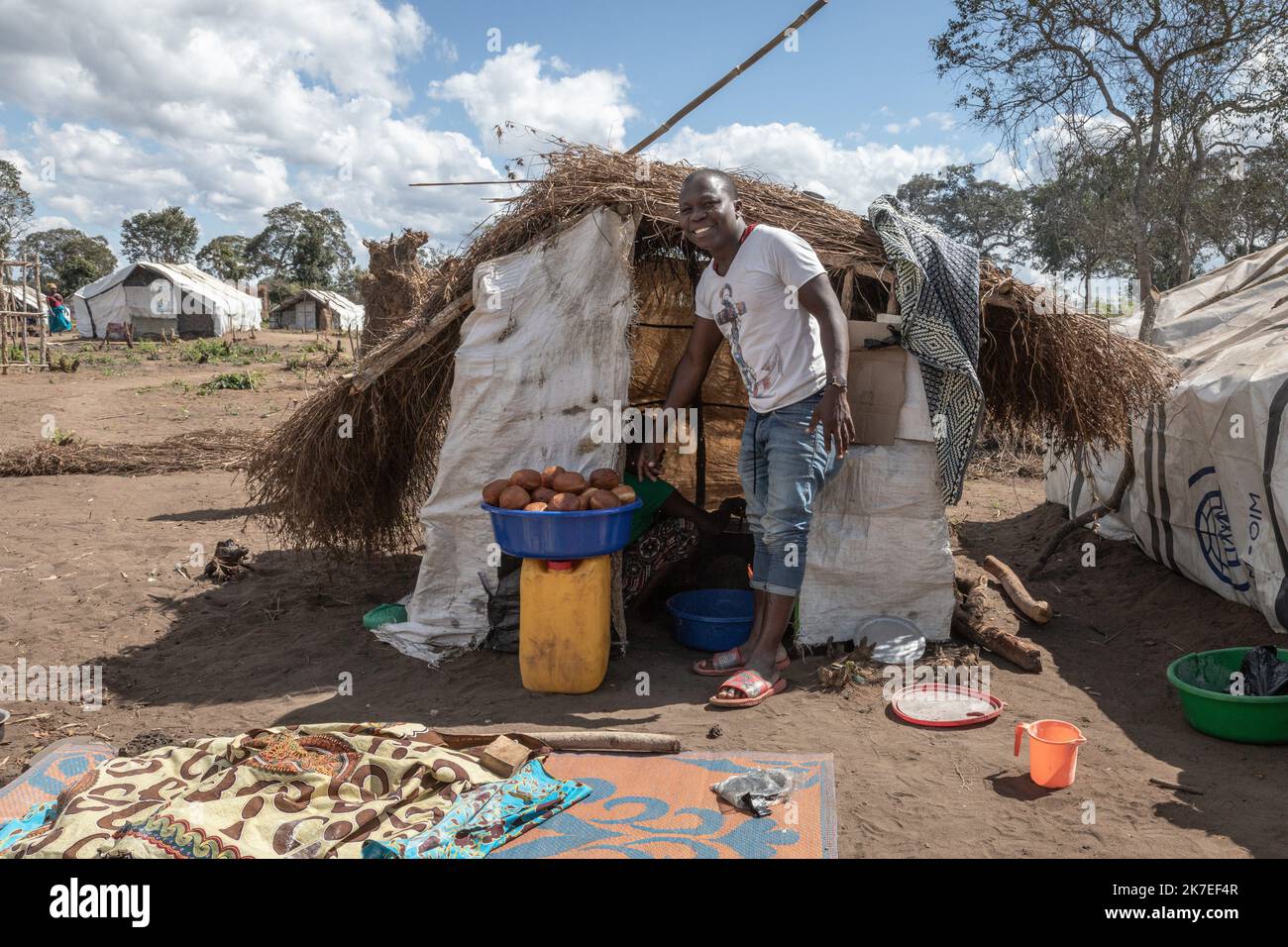 ©Chris Huby / le Pictorium/MAXPPP - Chris Huby / le Pictorium - 29/6/2021 - Mozambique / Cabo Delgado / Mueda - Mozambique / Cabo Delgado / quartier Mueda / Camp de reolcation Eduardo Mondlane / les centaines de deplaces sont installées ici sur ce terrain alloue par le gouvernement. Le camp est le pré mais s'organise grâce aux différentes ONG. / 29/6/2021 - Mozambique / Cabo Delgado / Mueda - Mozambique / Cabo Delgado / Mueda district / Eduardo Mondlane règlement / des centaines de personnes déplacées sont installés ici sur ce terrain alloué par le gouvernement. Le camp est précaire mais il est orga Banque D'Images