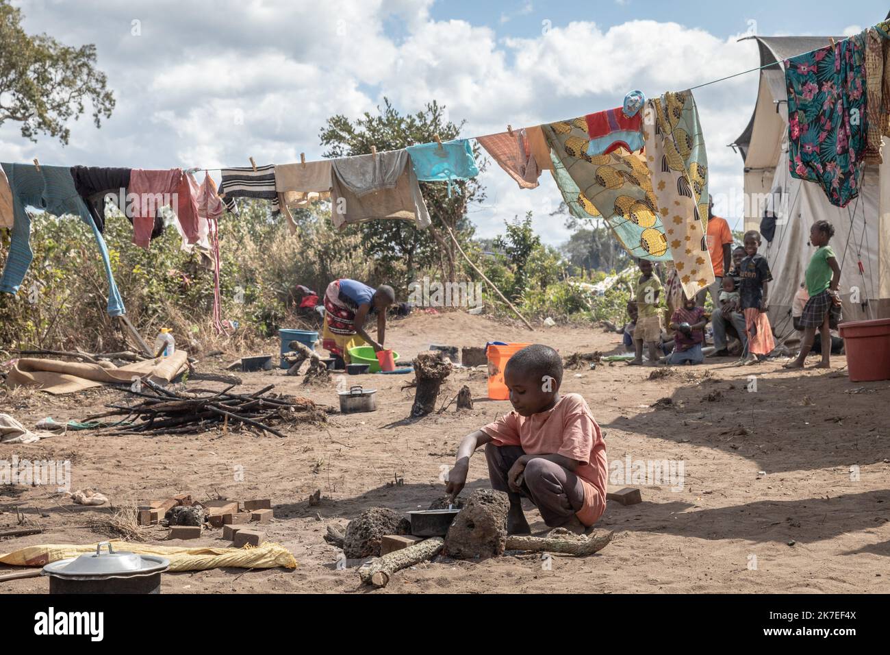 ©Chris Huby / le Pictorium/MAXPPP - Chris Huby / le Pictorium - 29/6/2021 - Mozambique / Cabo Delgado / Mueda - Mozambique / Cabo Delgado / quartier Mueda / Camp de reolcation Eduardo Mondlane / les centaines de deplaces sont installées ici sur ce terrain alloue par le gouvernement. Le camp est le pré mais s'organise grâce aux différentes ONG. / 29/6/2021 - Mozambique / Cabo Delgado / Mueda - Mozambique / Cabo Delgado / Mueda district / Eduardo Mondlane règlement / des centaines de personnes déplacées sont installés ici sur ce terrain alloué par le gouvernement. Le camp est précaire mais il est orga Banque D'Images