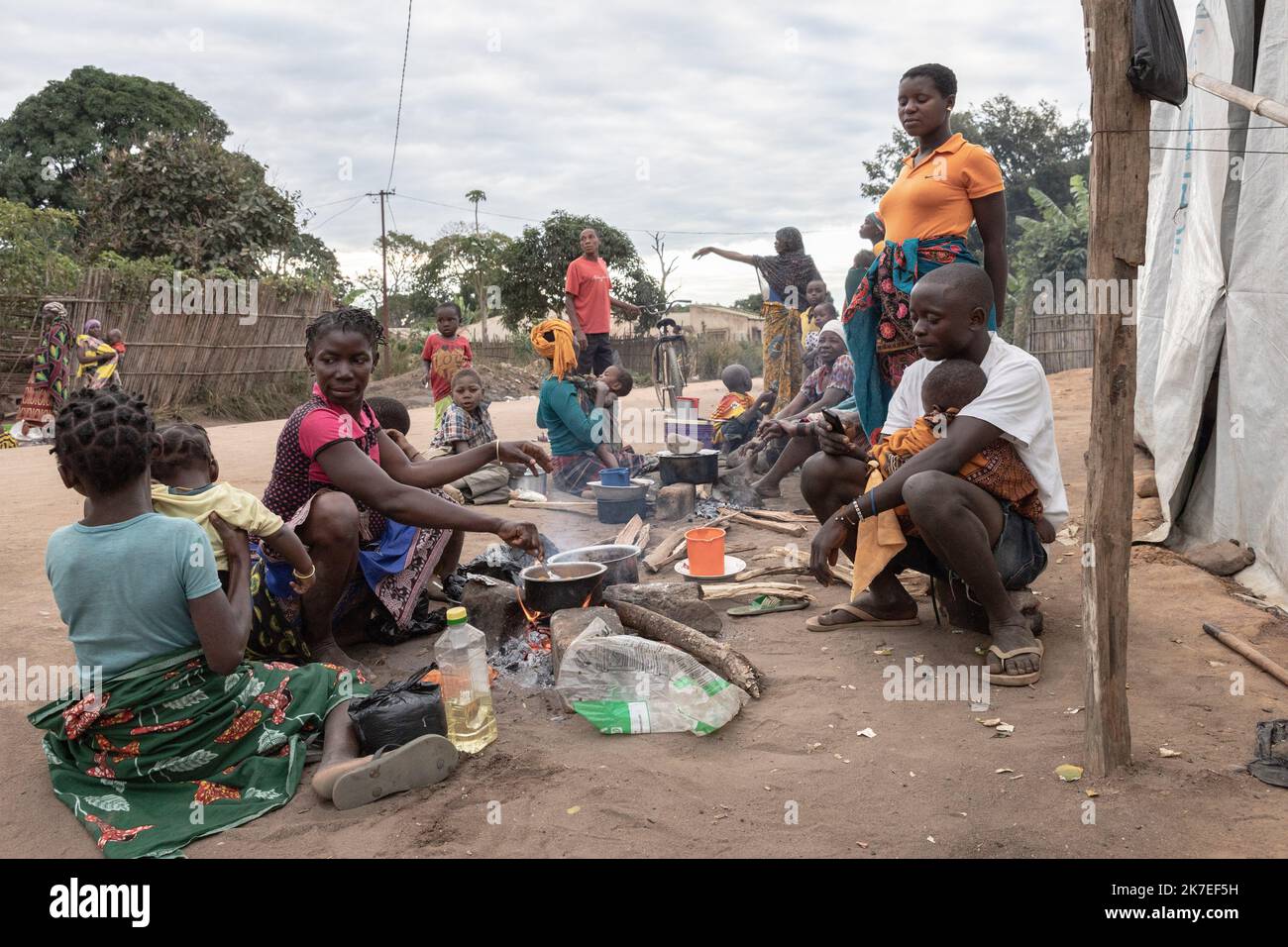 ©Chris Huby / le Pictorium/MAXPPP - Chris Huby / le Pictorium - 24/6/2021 - Mozambique / Cabo Delgado / Mueda - Mozambique / Cabo Delgado / Mueda / le club (Klub) est un immeuble sportif alloue par l'État aux différents lieux qui arrivent a Mueda. Certains ont se retawLouvre dans un camps (de transit ou de relogement) tandis que d'autres partiront ailleurs (a Nampula, Montepuez ou Pemba) / scène de vie des lieux a l'heure du dîner. / 24/6/2021 - Mozambique / Cabo Delgado / Mueda - Mozambique / Cabo Delgado / Mueda / le club (Klub) est un bâtiment sportif attribué par l'Etat au variou Banque D'Images